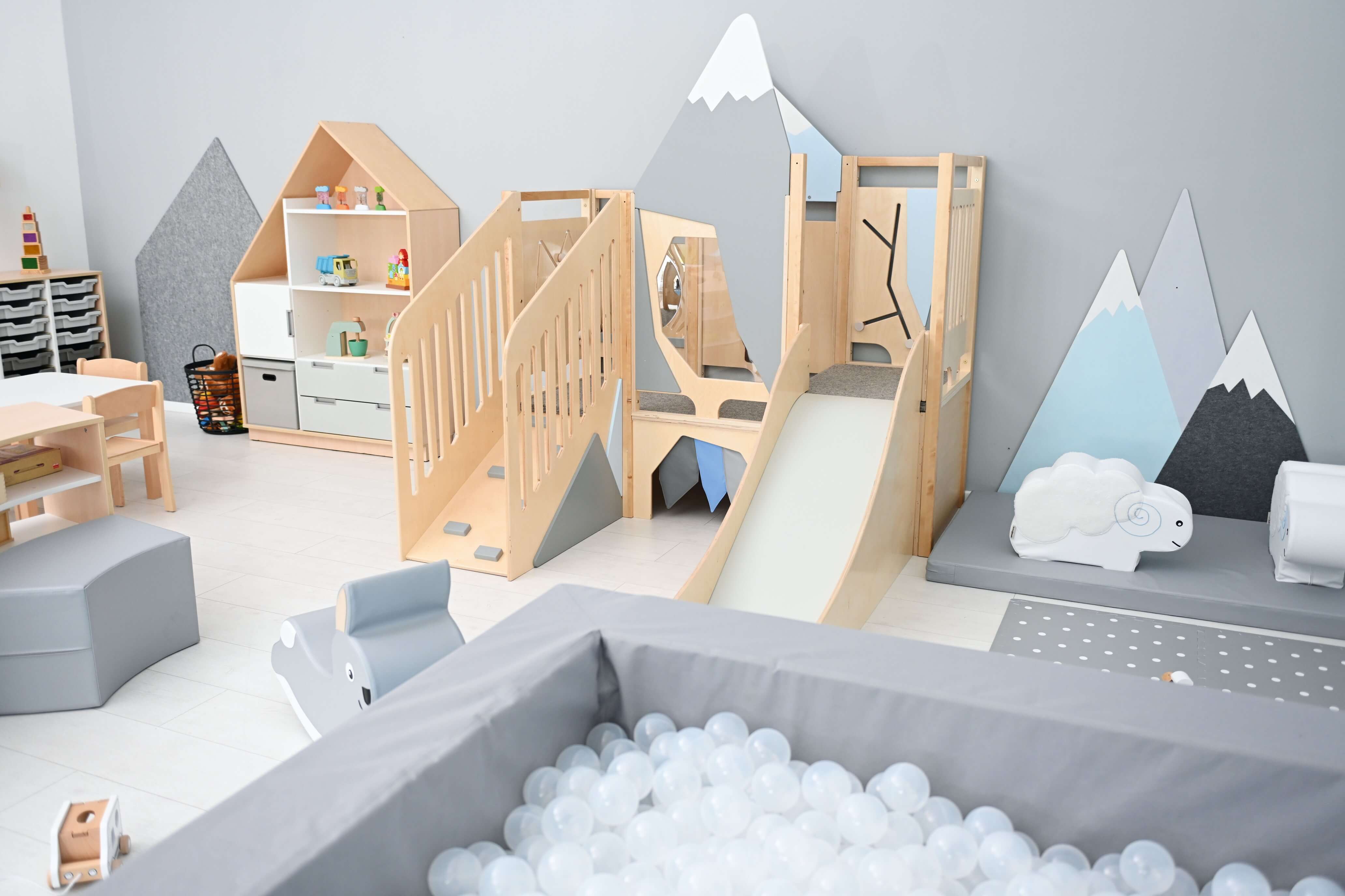 Kindergarten Spielpodest Alpenblick im Gruppenraum von vorne rechts