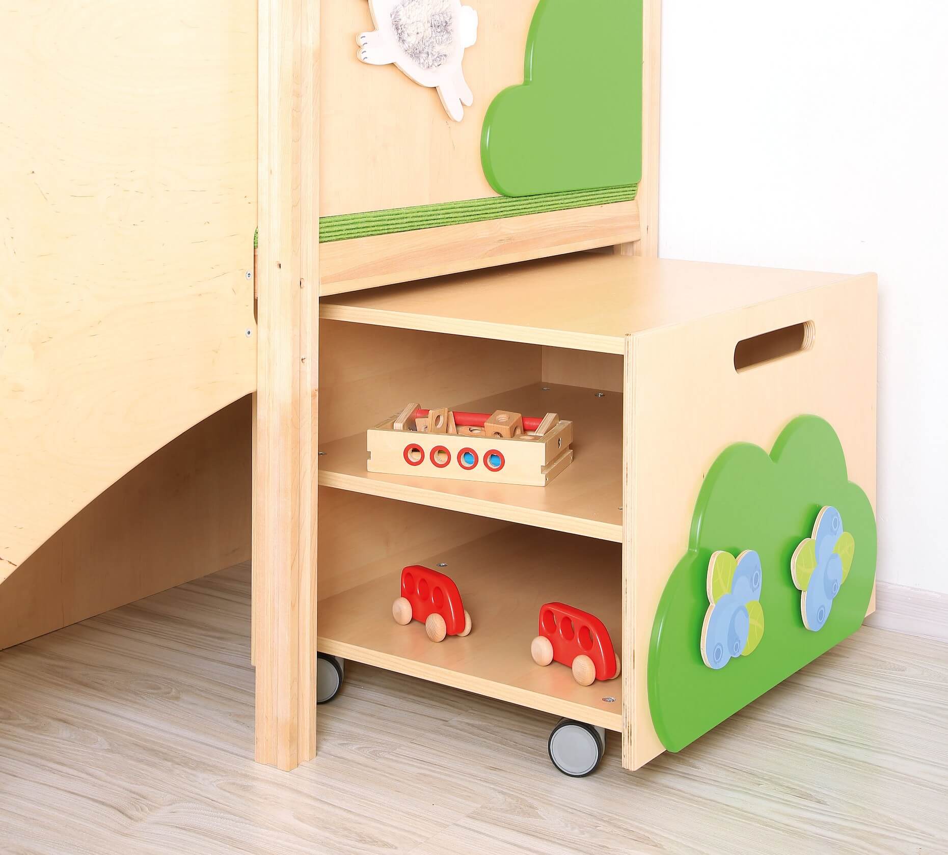 Kindergarten Spielpodest Baumhaus Detailansicht Schrank