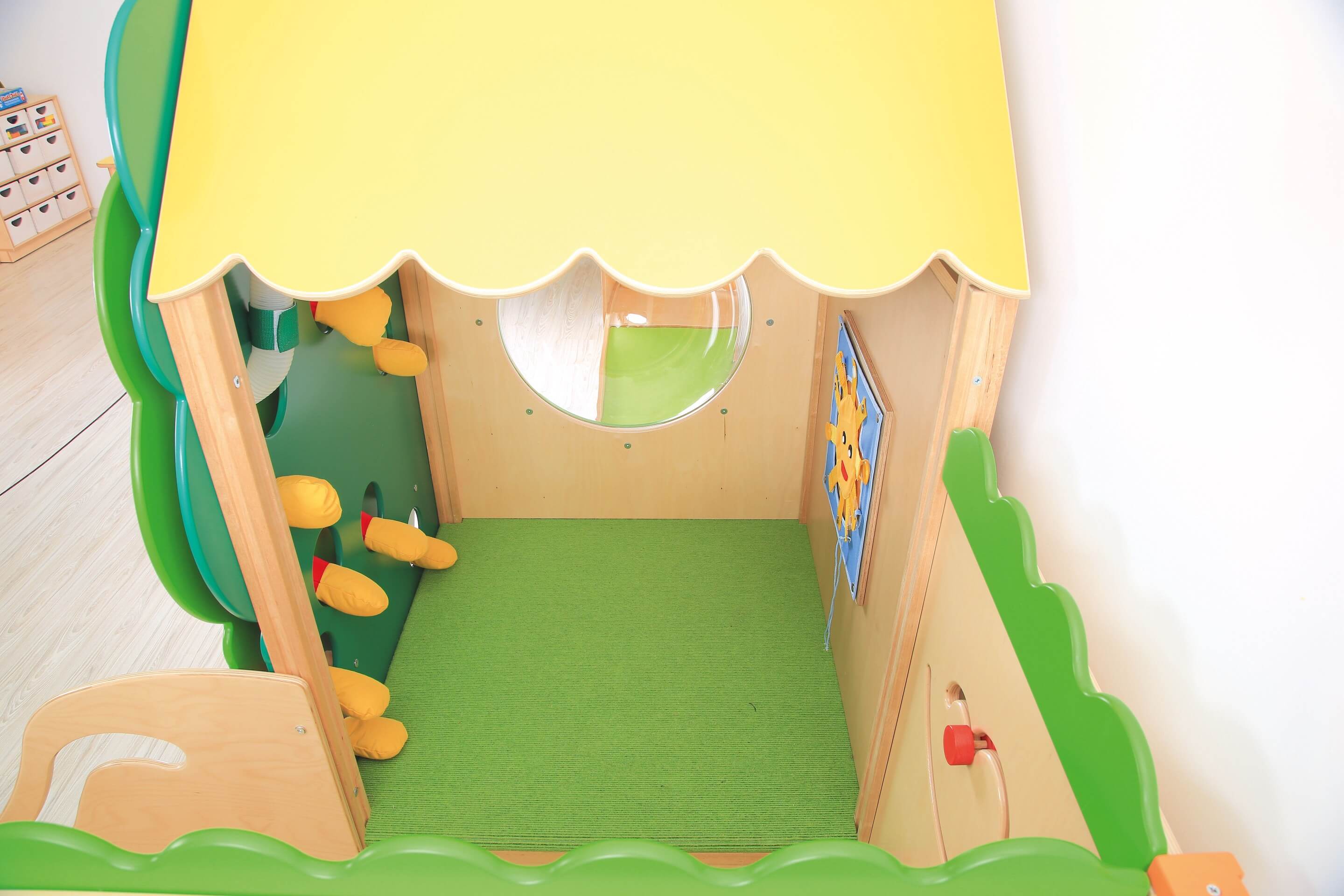 Kindergarten Spielpodest Baumhaus Spielwand für Sensorik und Motorik