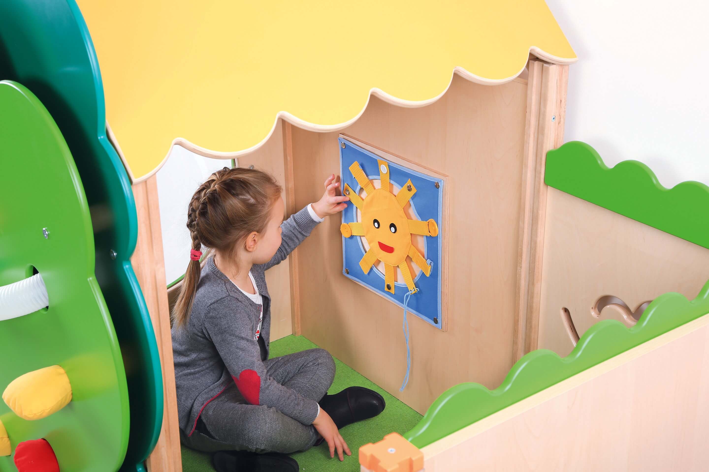 Kindergarten Spielpodest Baumhaus Spielwand für Sensorik und Motorik 3