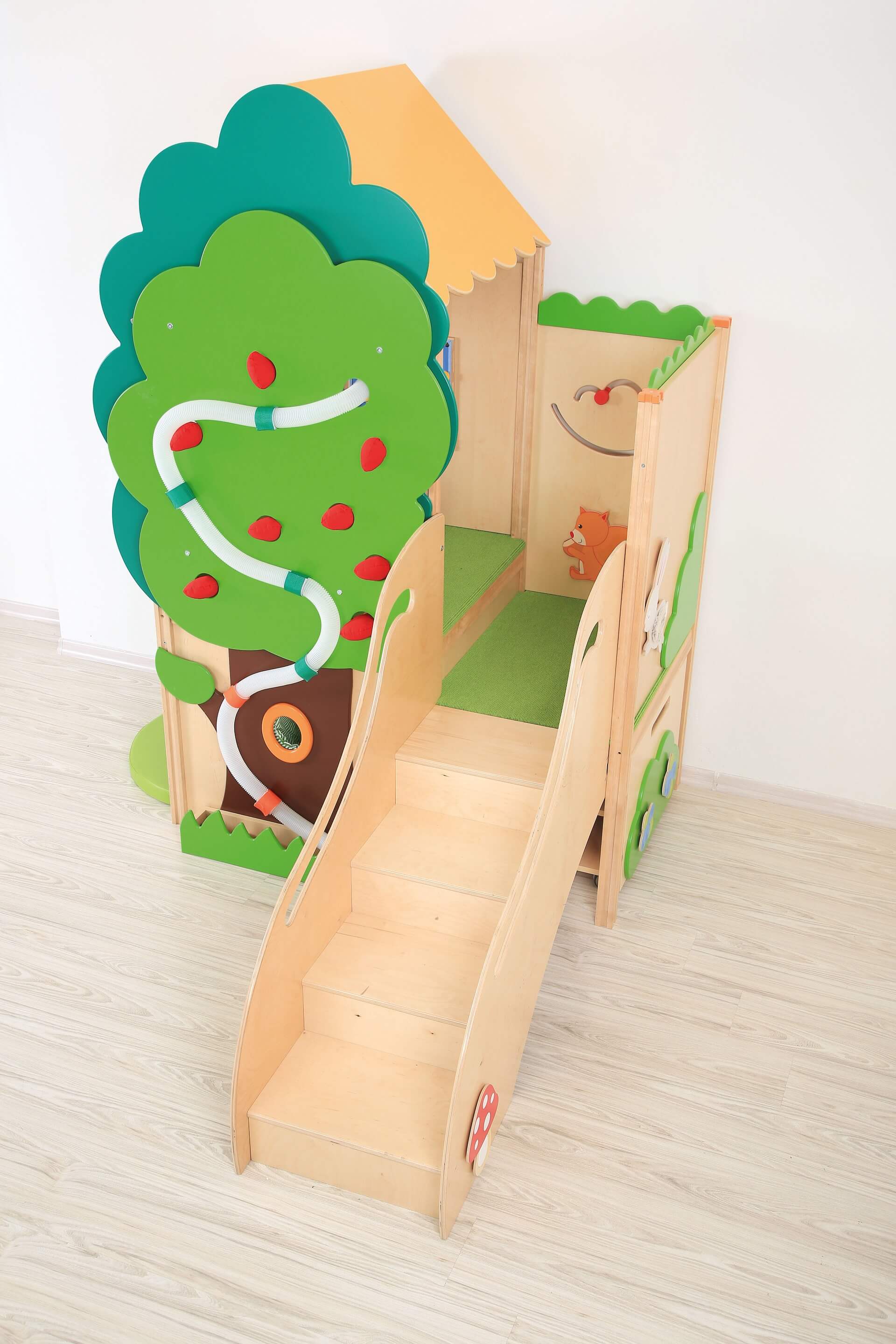 Kindergarten Spielpodest Baumhaus im Gruppenraum von Oben
