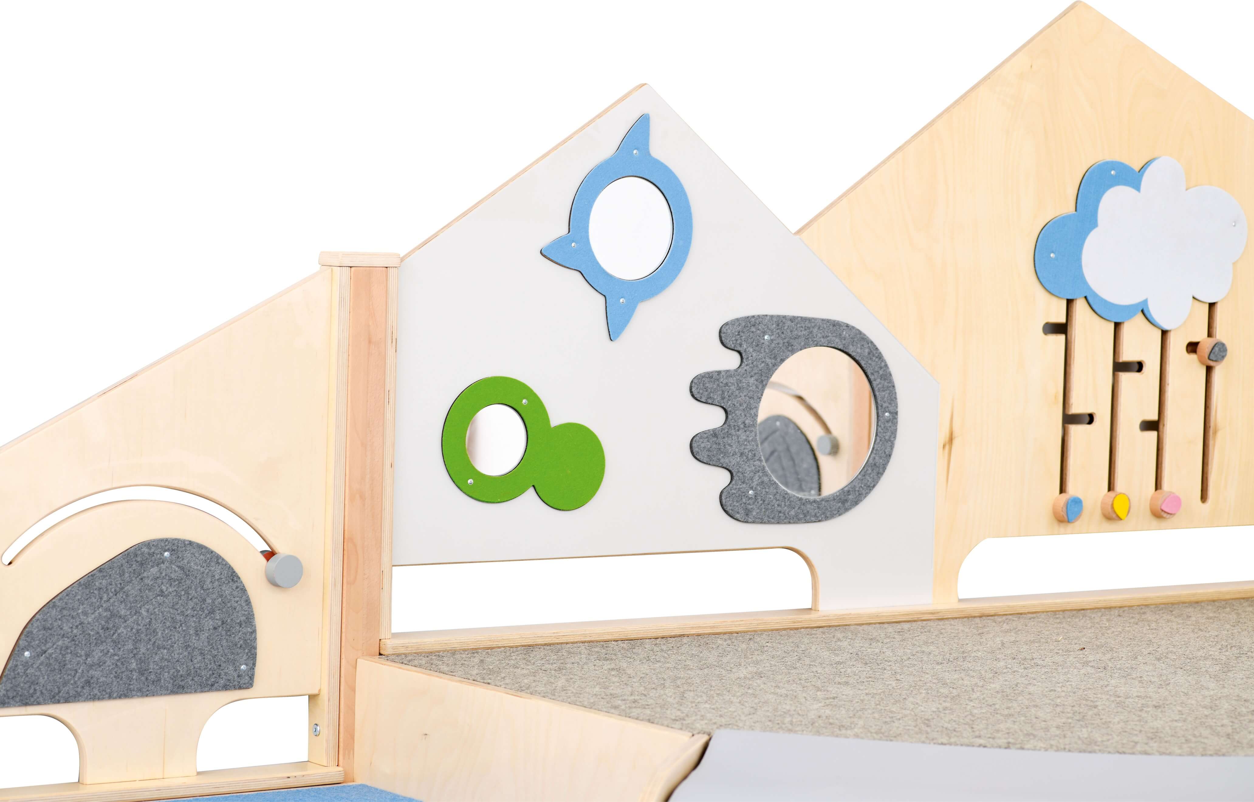 Kindergarten Spielpodest Saphir 2 Detailansicht Spielwand für Sensorik und Motorik 2