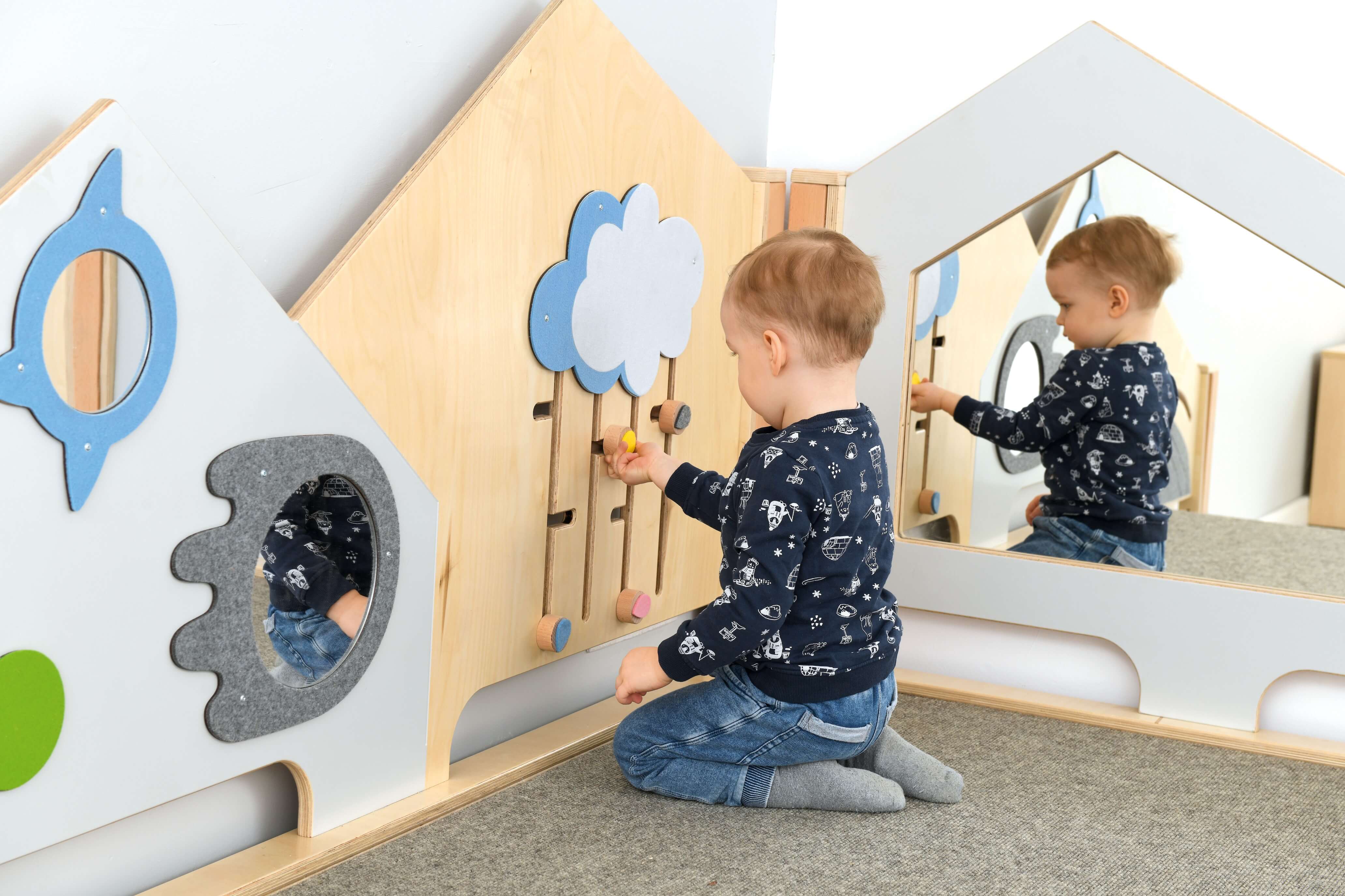 Kindergarten Spielpodest Saphir 2 Krippenkind lernt Motorik und Sensorik an Spielwand