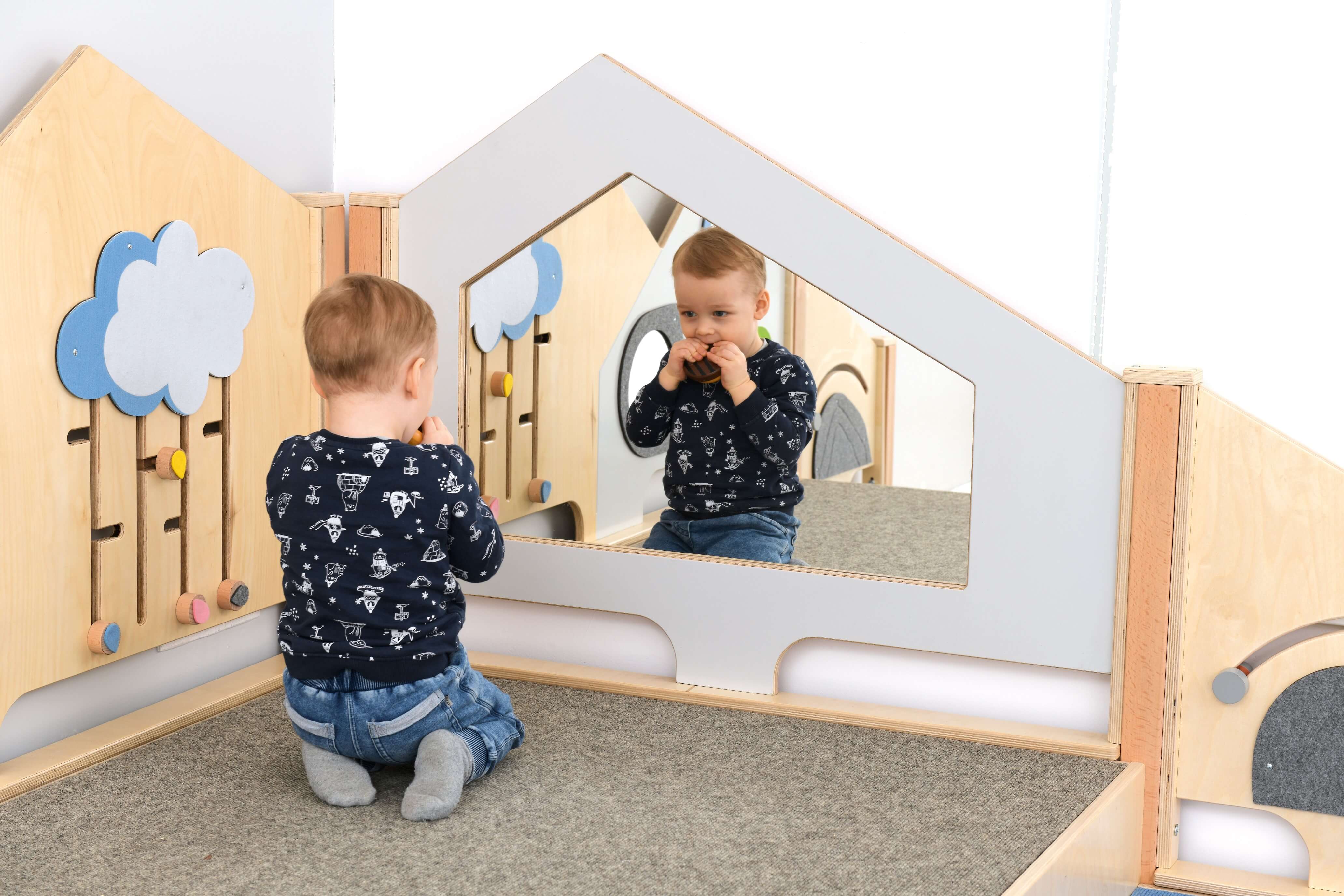 Kindergarten Spielpodest Saphir 2 Krippenkind schaut in den Spiegel