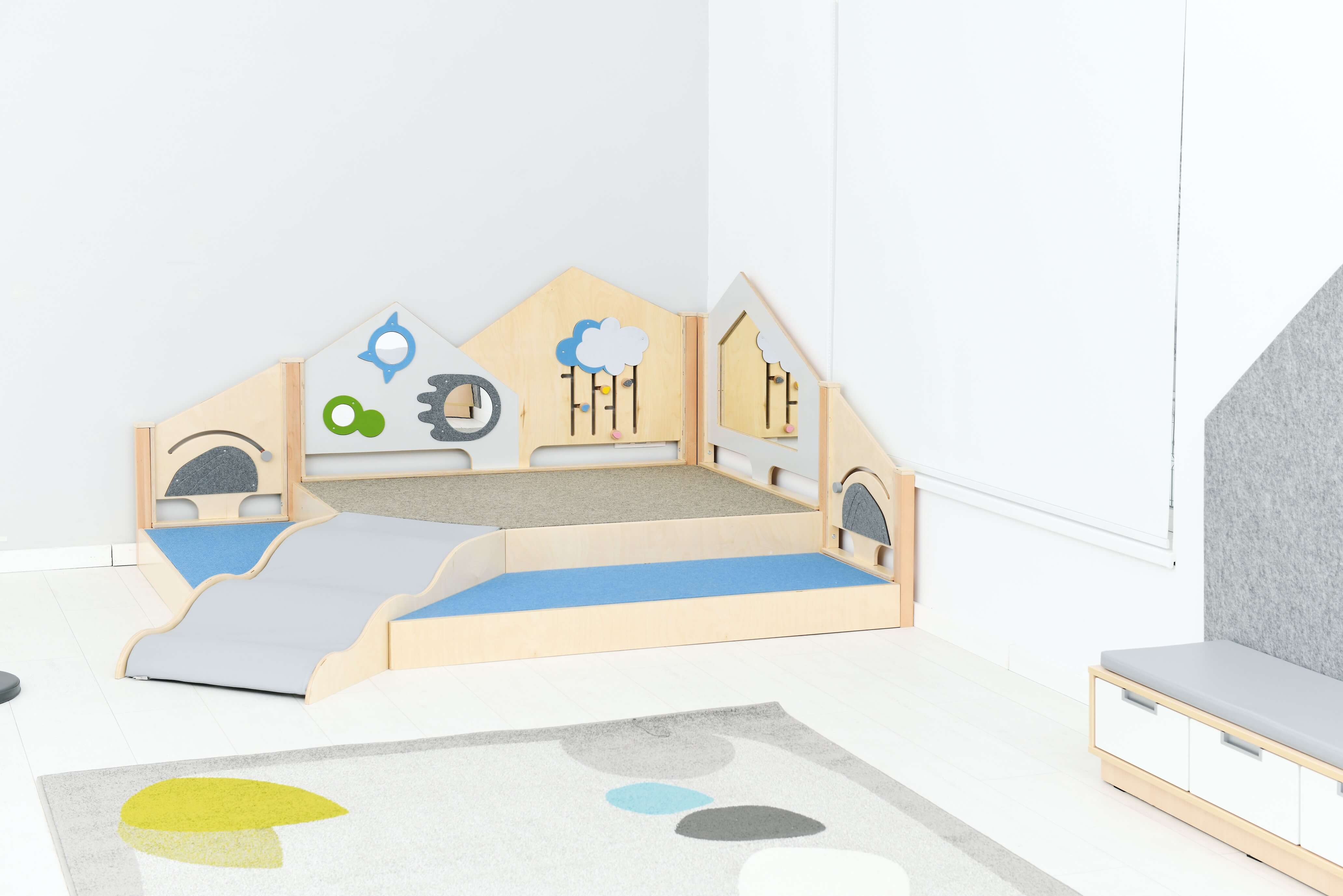 Kindergarten Spielpodest Saphir 2 im Gruppenraum