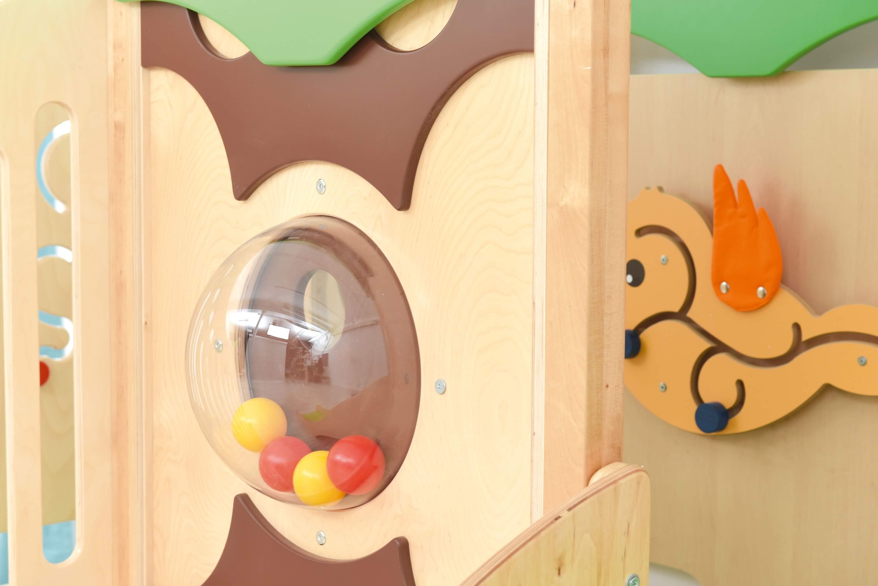 Kindergarten Spielpodest Vogelnest Detailansicht Bullauge und Motorikwand