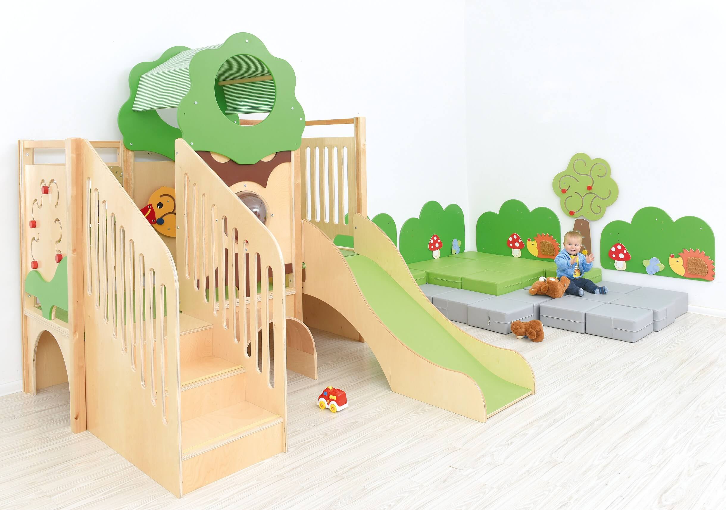 Kindergarten Spielpodest Vogelnest im Gruppenraum von vorne links