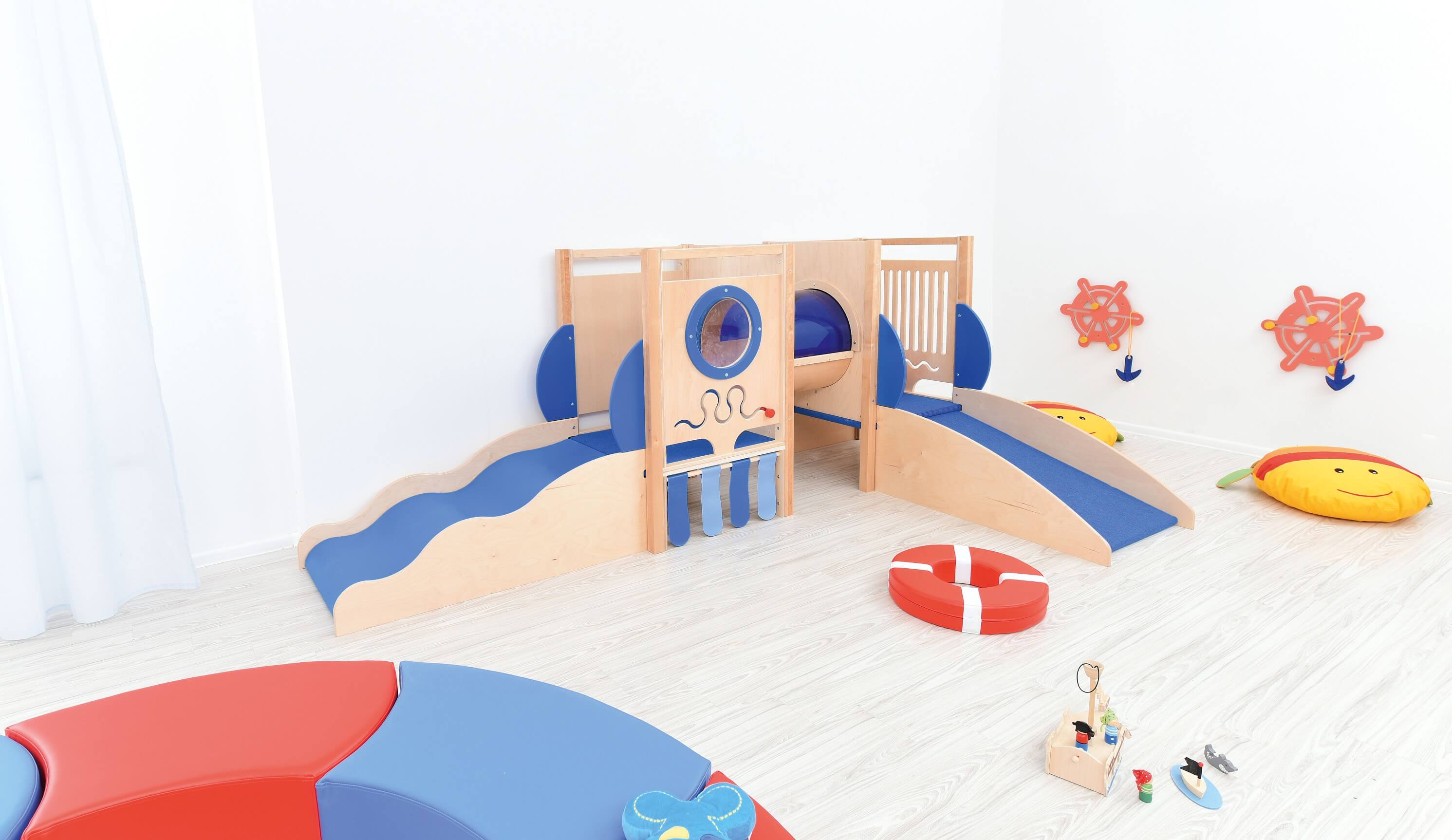 Kindergarten und Krippen Spielpodest U-Boot 3 im Gruppenraum 2