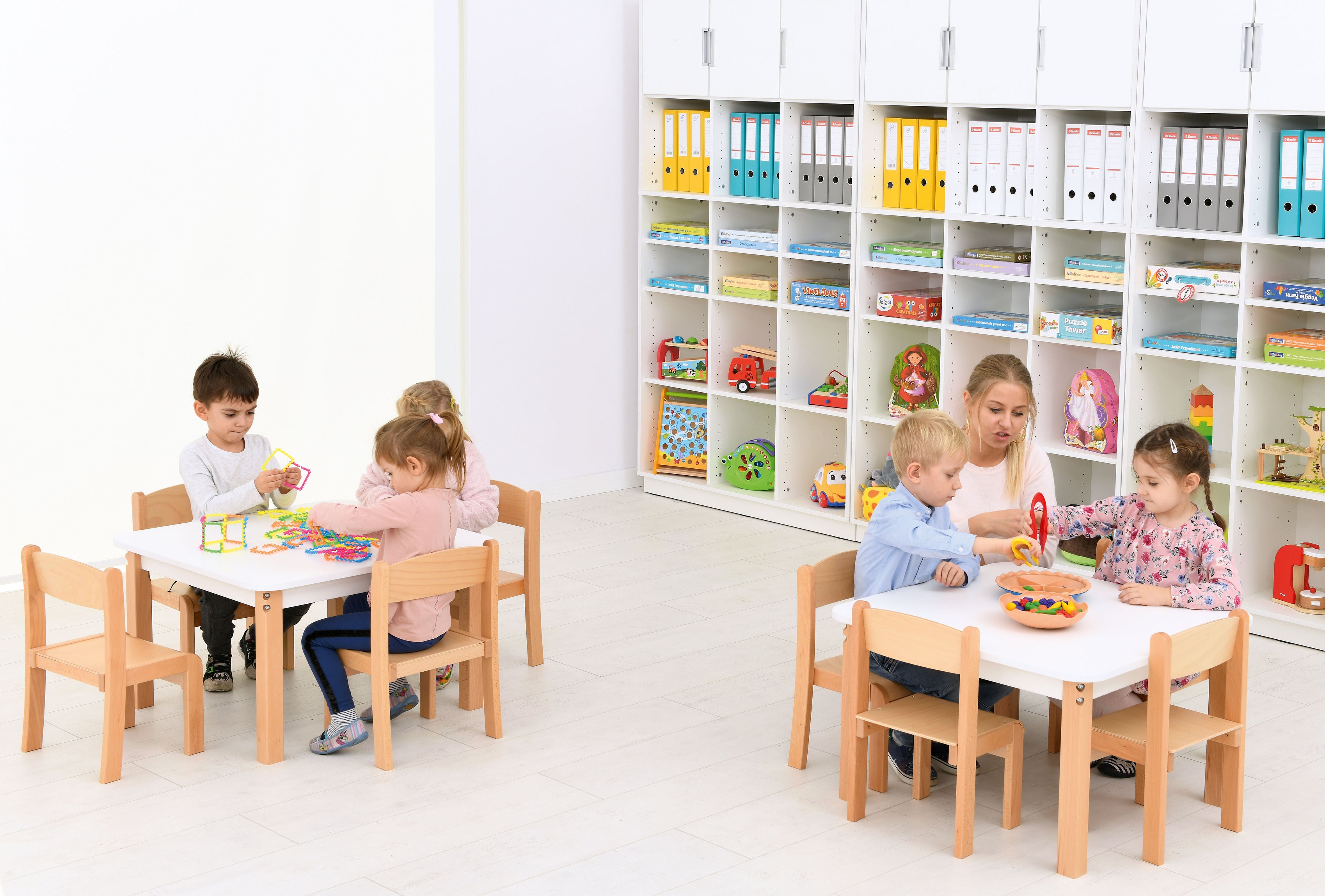 Kindergartenstuhl Phil im Gruppenraum mit Kindern