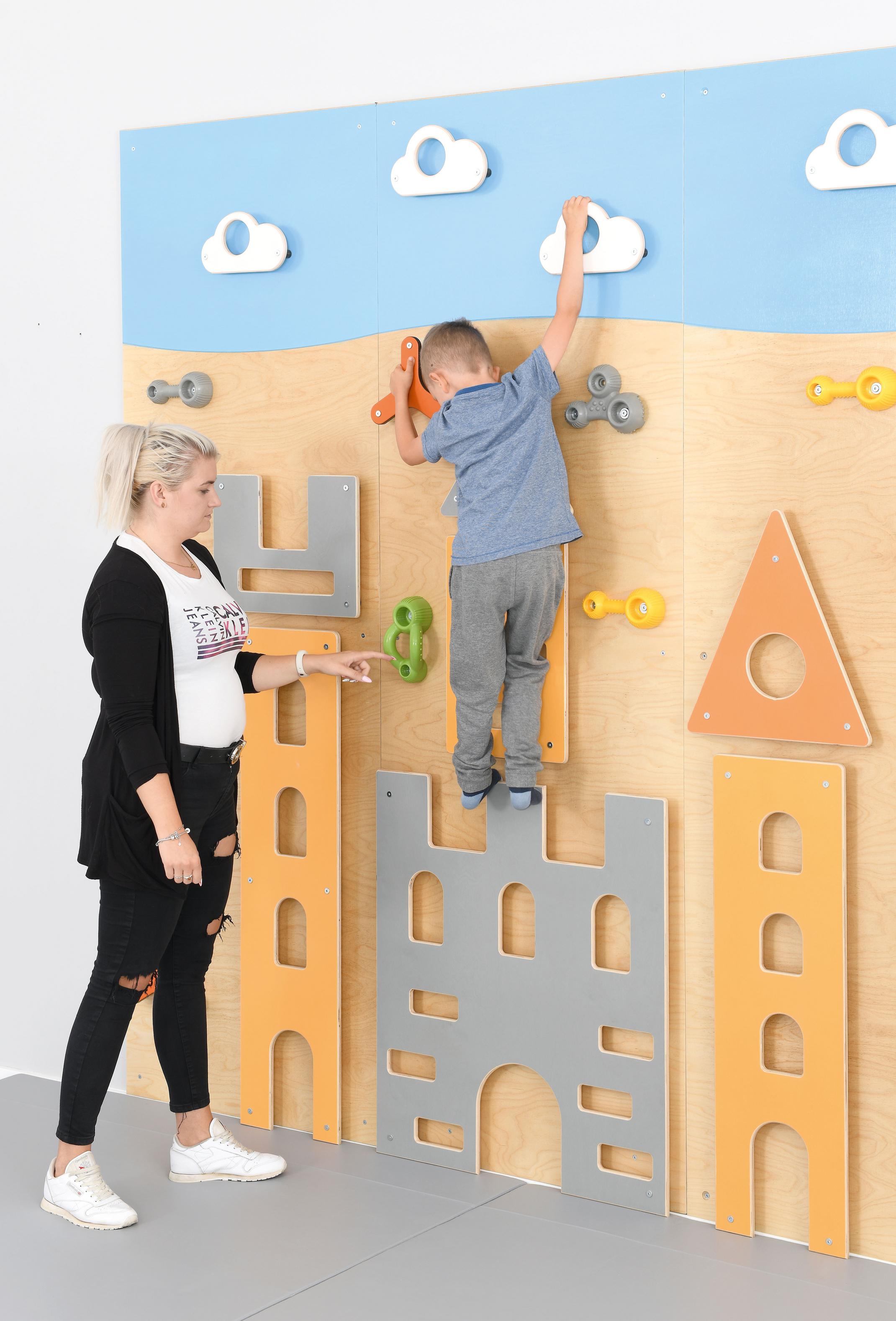 Kletterwand Burg in Schule oder Kita im Einsatz.
