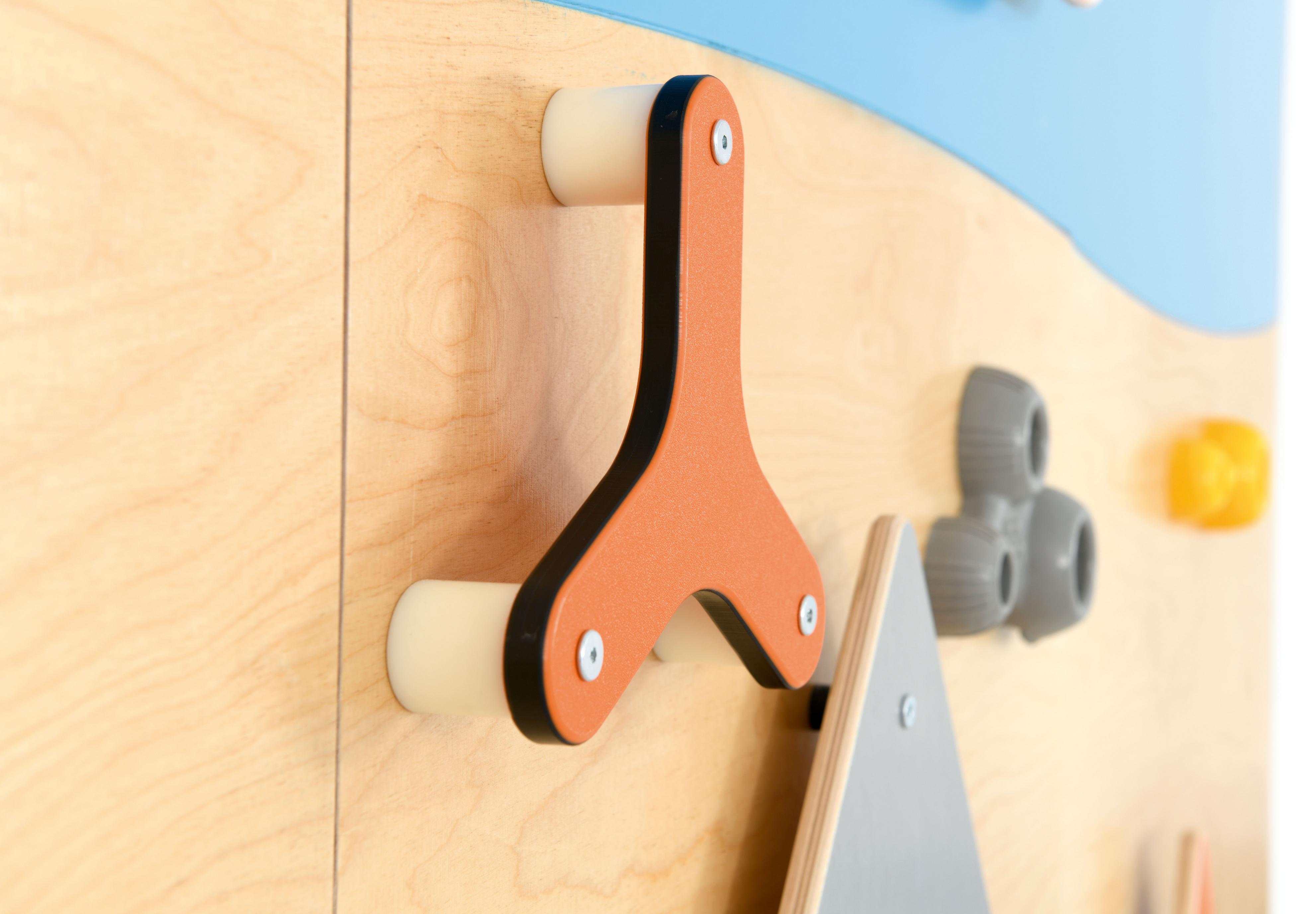 Kletterwand Burg mit bunten Klettergriffen für Kinder.