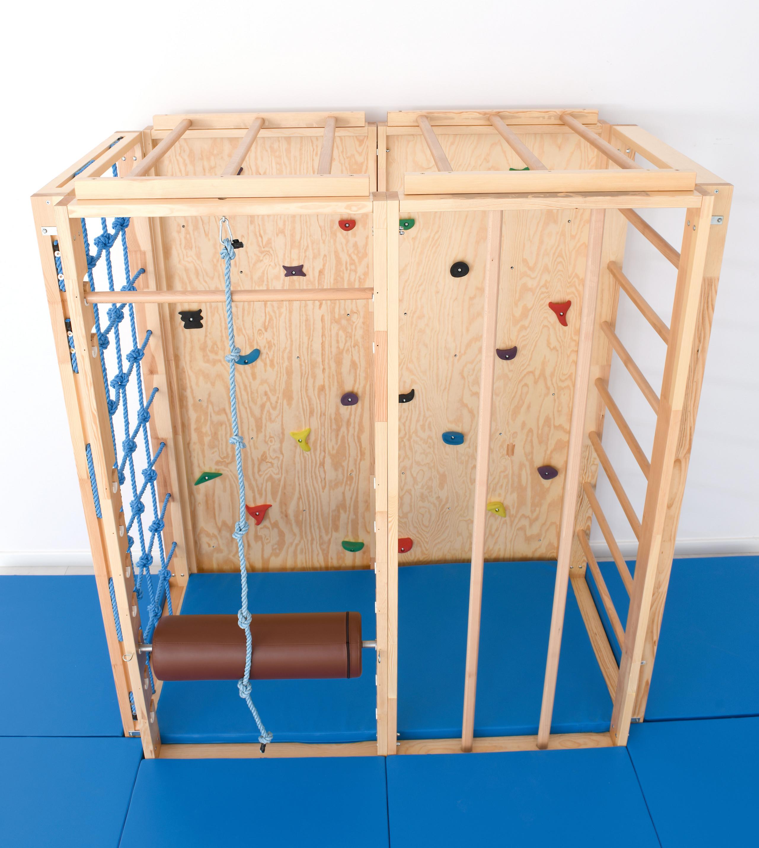 Kletterwand mit Seilstruktur und Klettergriffen für Turnhalle.