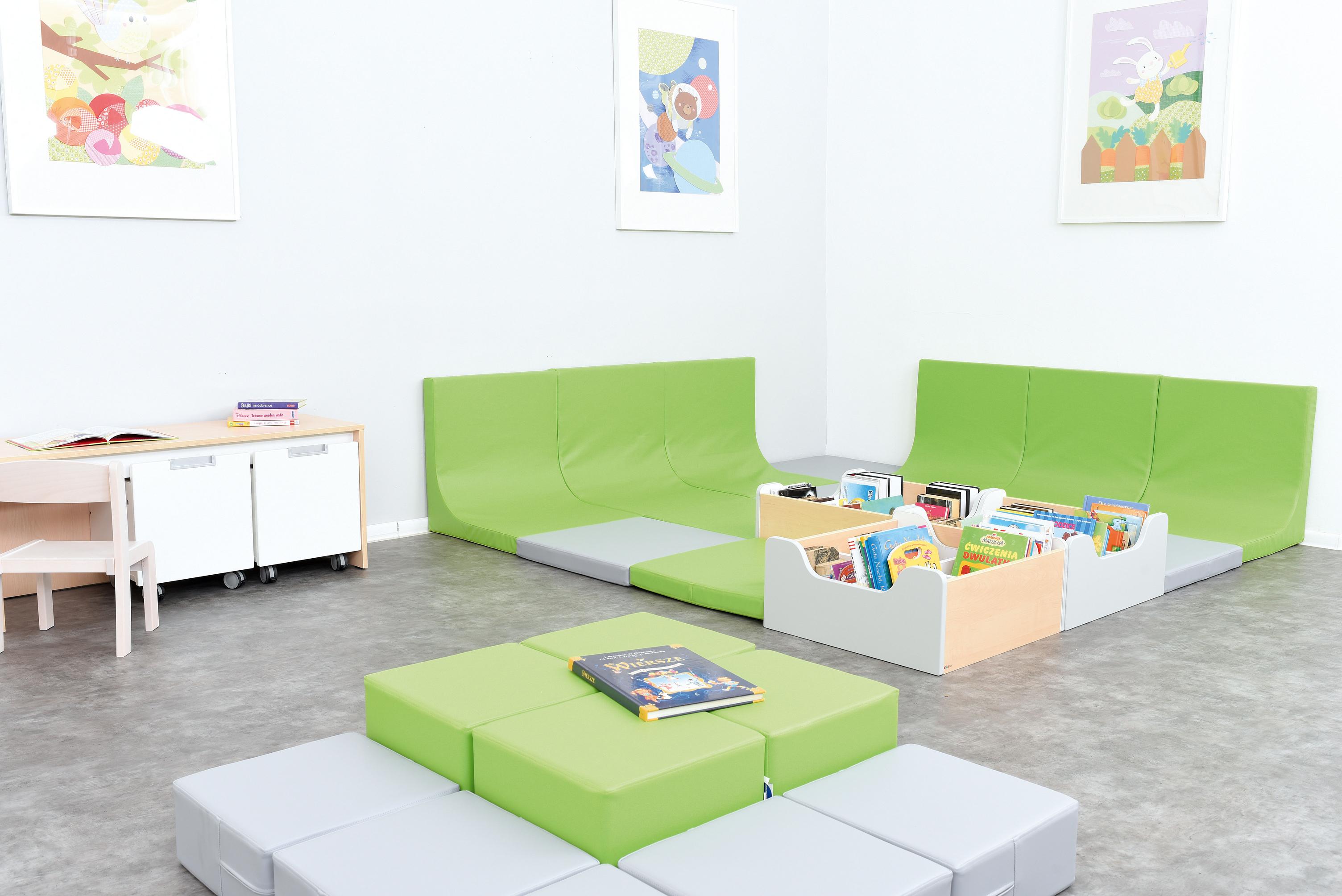 Leselandschaft mit grüner Quadro Leseecke und Bücherkisten. - Produkt wird im Kindergarten oder Schule genutzt.