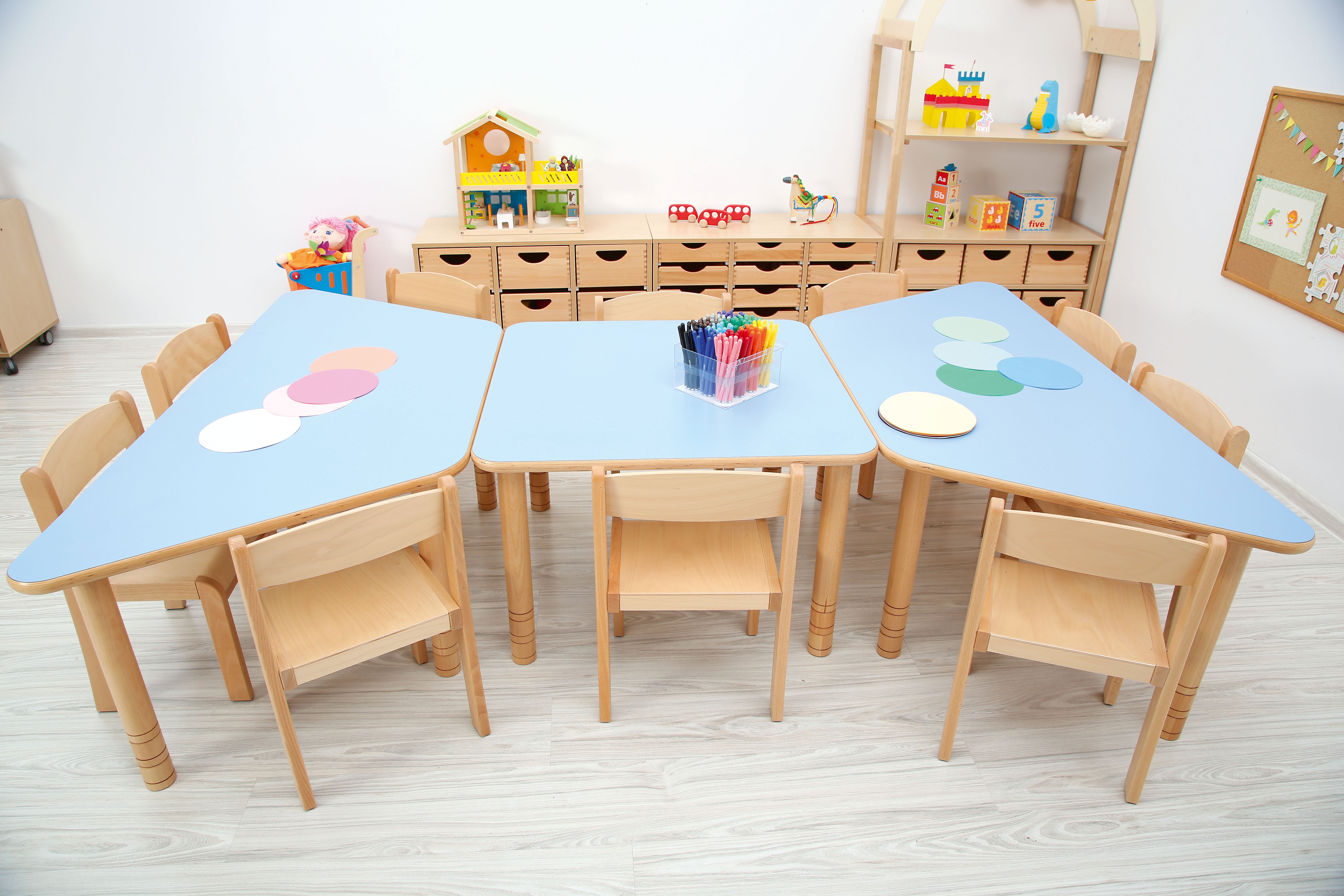 Quadratischer Tisch für Kindergarten Krippe und Grundschule in blau im Gruppenraum