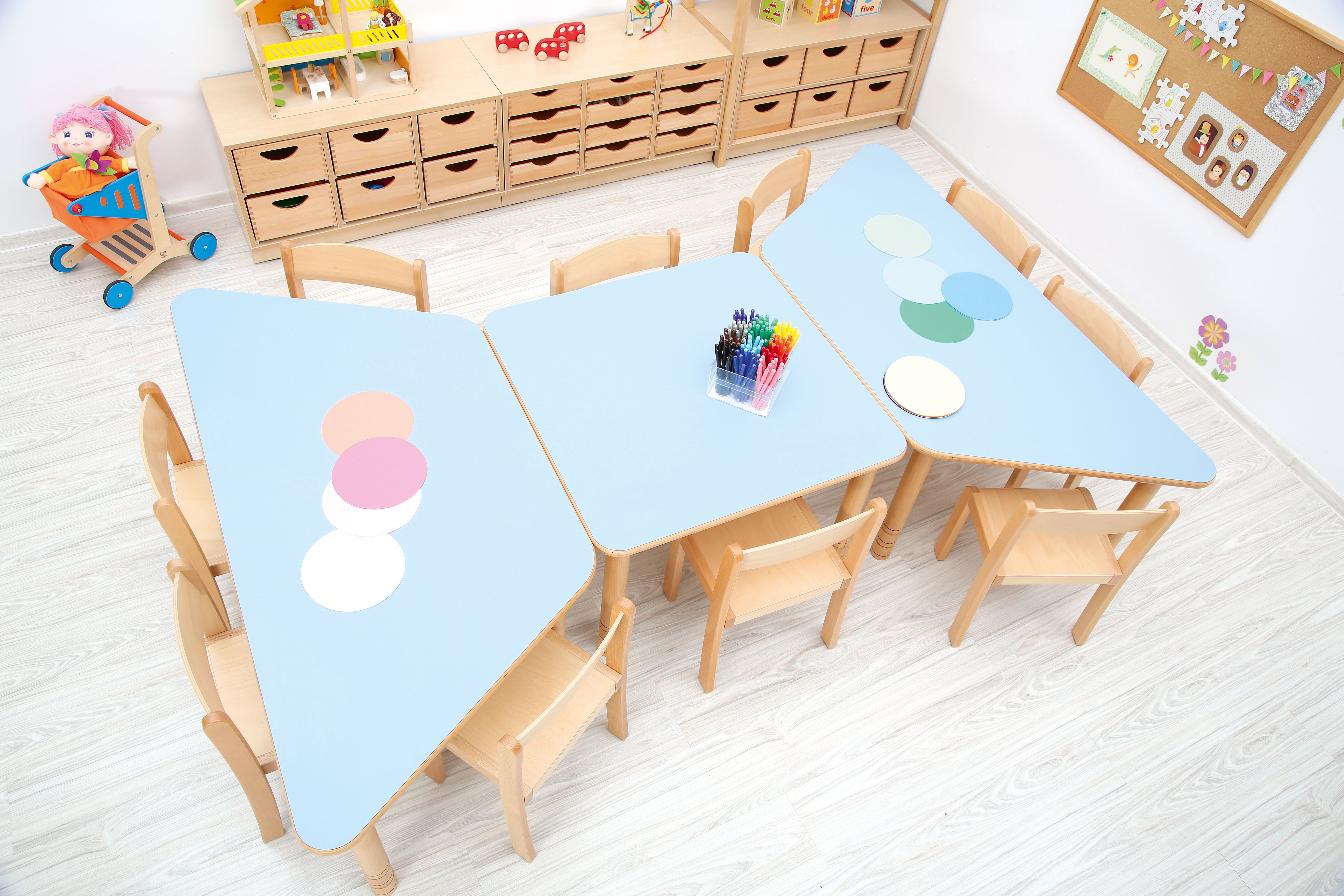 Quadratischer Tisch für Kindergarten und Krippe im Gruppenraum