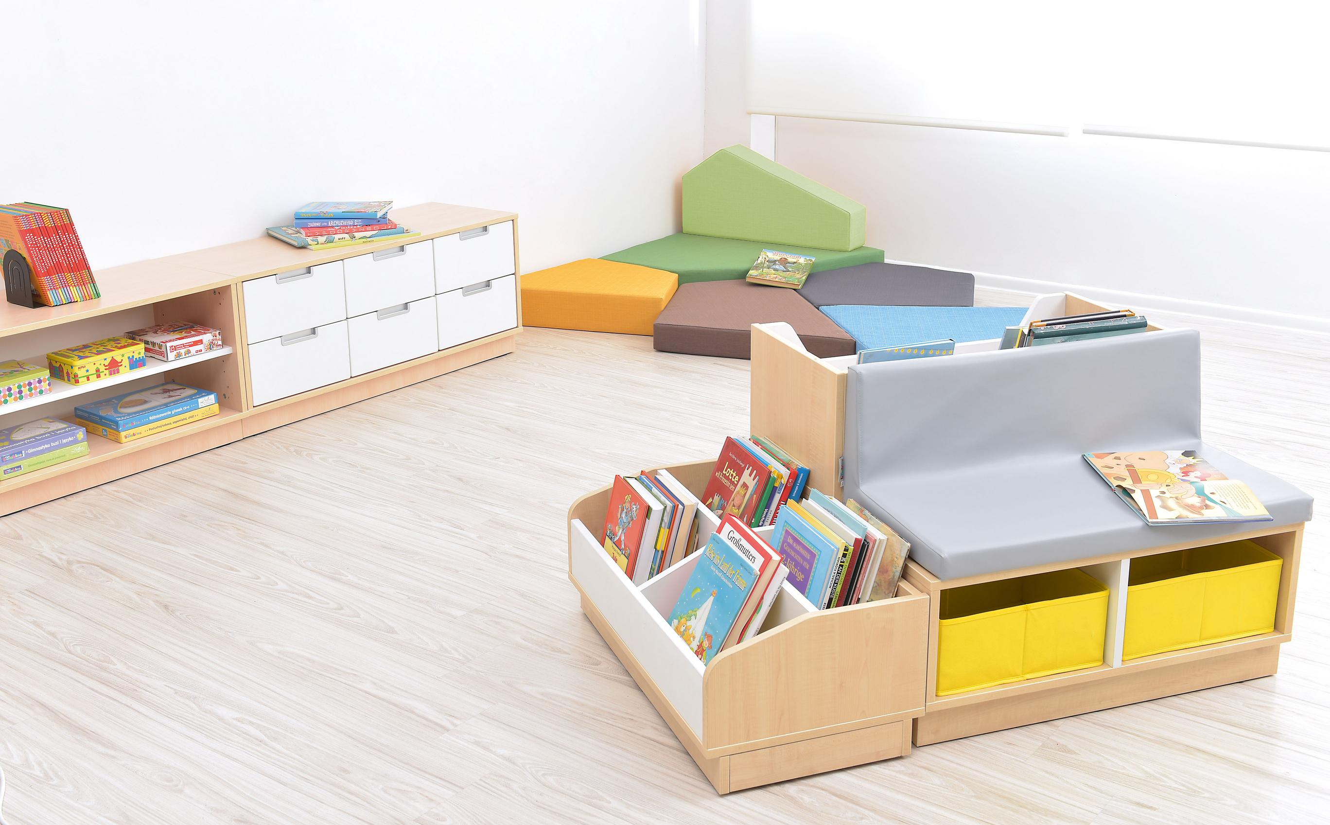 Quadro Bücherbank mit Bücherregalen und Sitzbereich in Leseecke. - Produkt wird im Kindergarten oder Schule genutzt.