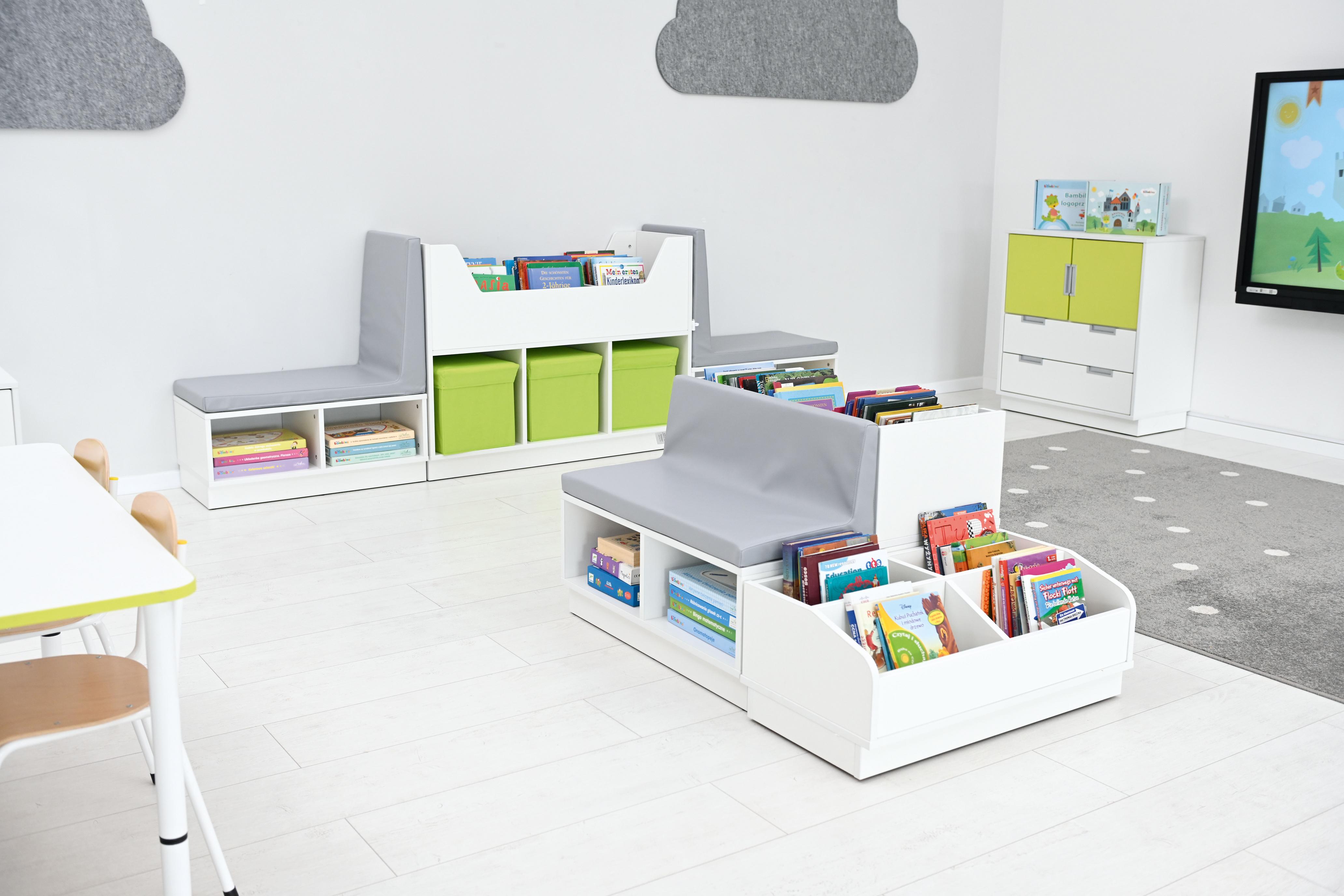 Quadro Leseecke: Bücherbank im modernen Klassenzimmer. - Produkt wird im Kindergarten oder Schule genutzt.