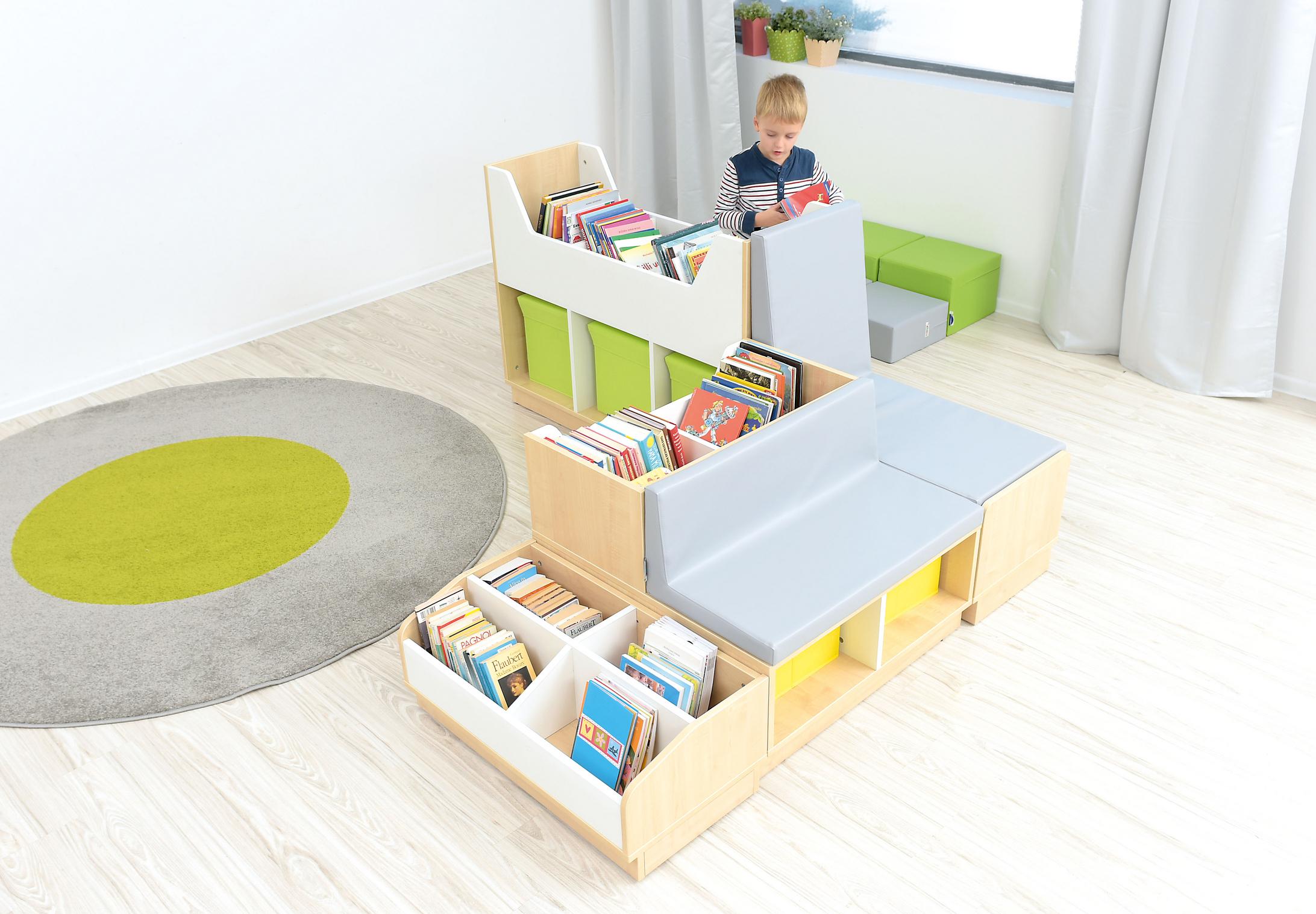 Quadro-Leseecke mit Bücherbank und gemütlicher Sitzgelegenheit. - Produkt wird im Kindergarten oder Schule genutzt.