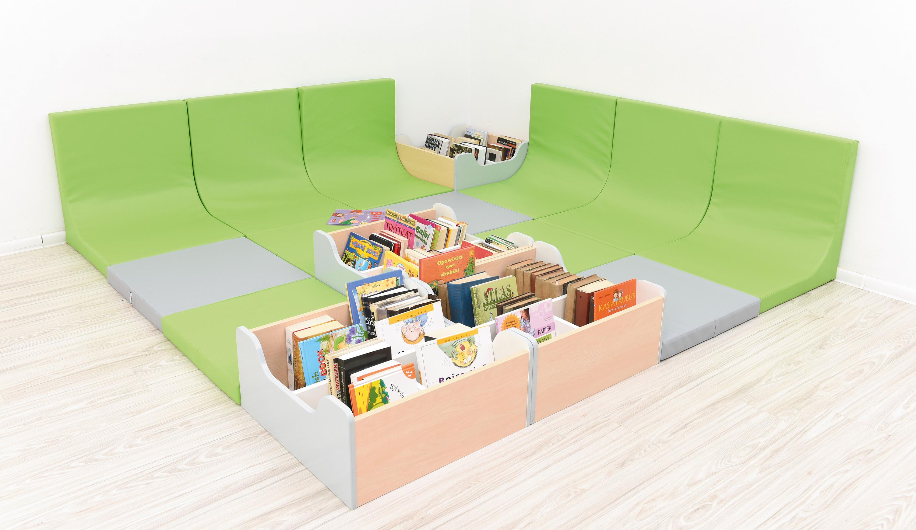 Quadro Leseecke mit bunten Bücherkisten und Matten. - Produkt wird im Kindergarten oder Schule genutzt.