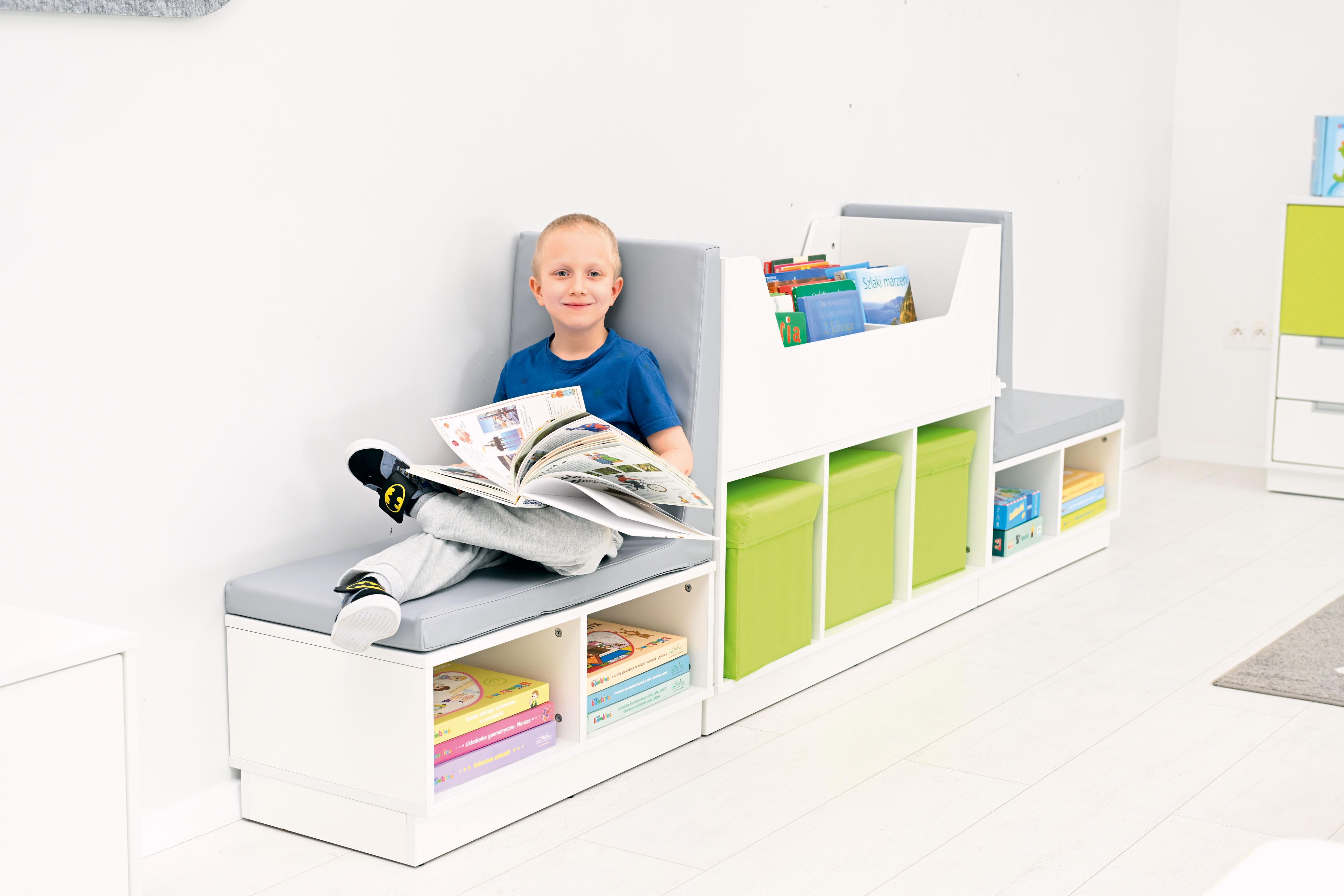 Quadro Sitzbank für Leseecke mit Regal in verschiedenen Farben - Produkt wird im Kindergarten oder Schule genutzt.