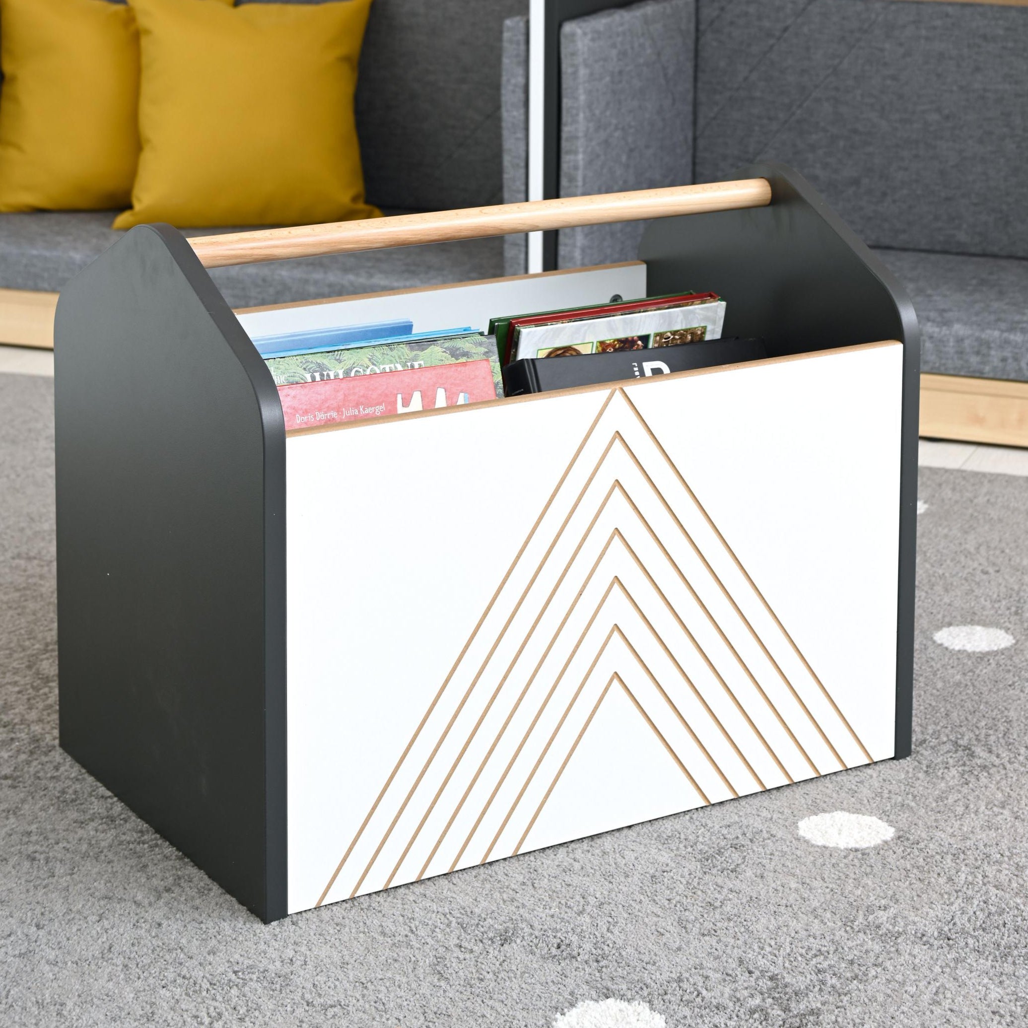 Rollbehälter für Bücher mit Tragegriff im Gruppenraum. - Produkt wird im Kindergarten oder Schule genutzt.