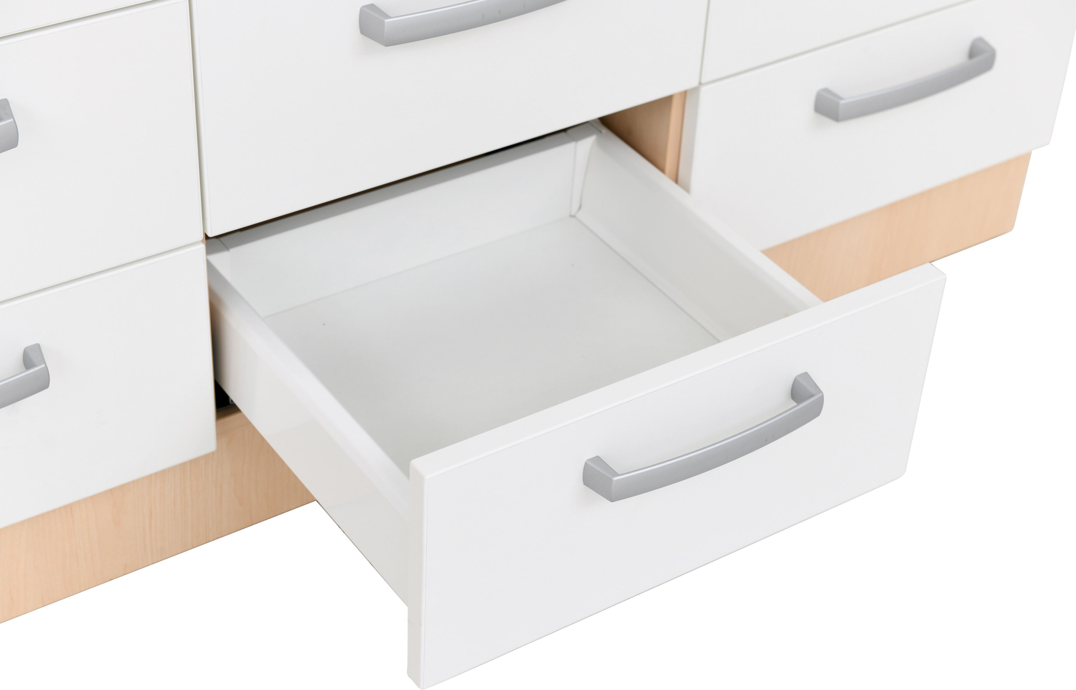 Schubladenschrank mit offener Schublade, Ahorn-Optik, weiße Fronten.