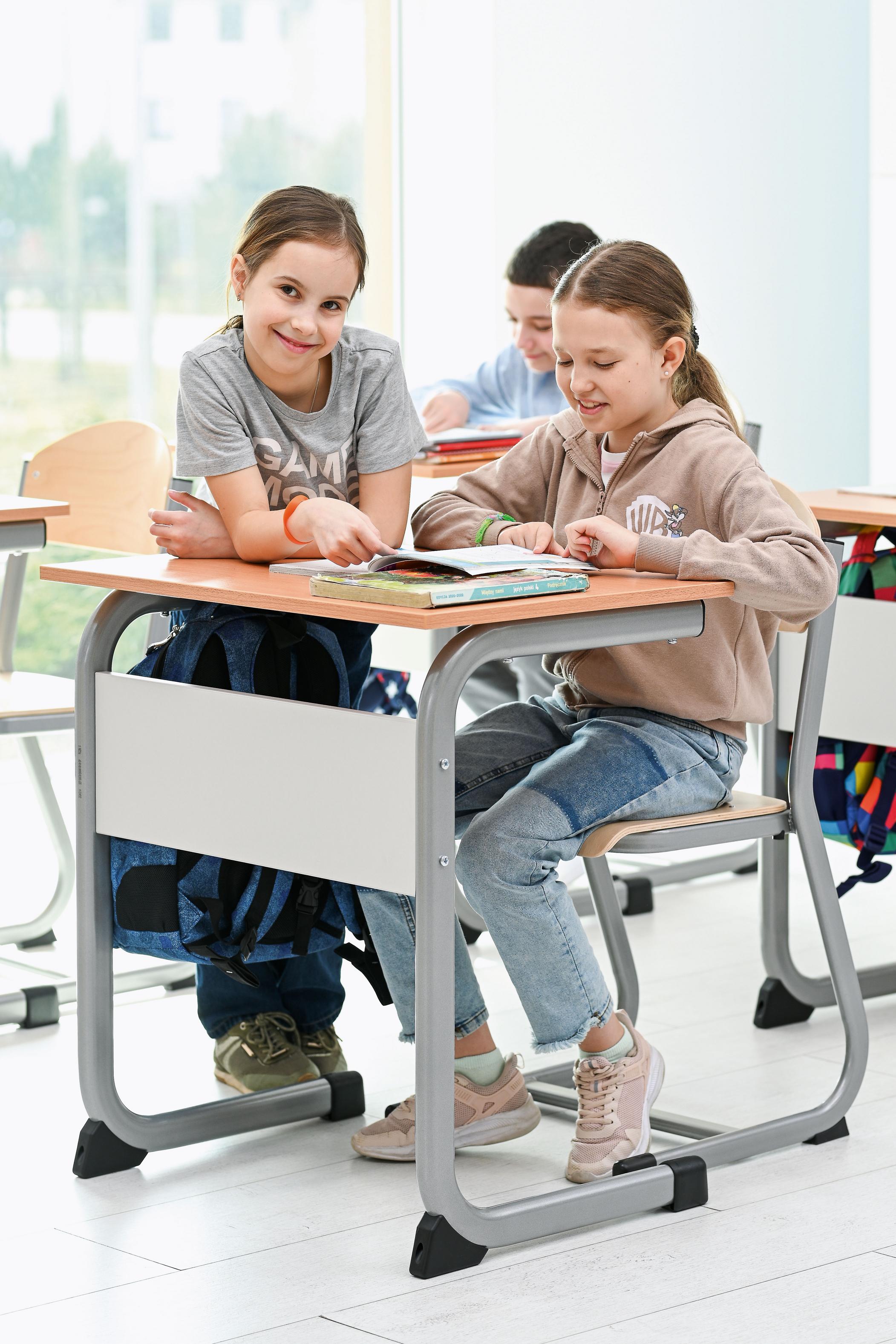 Schüler sitzen auf Kufenstühlen in der Klasse.