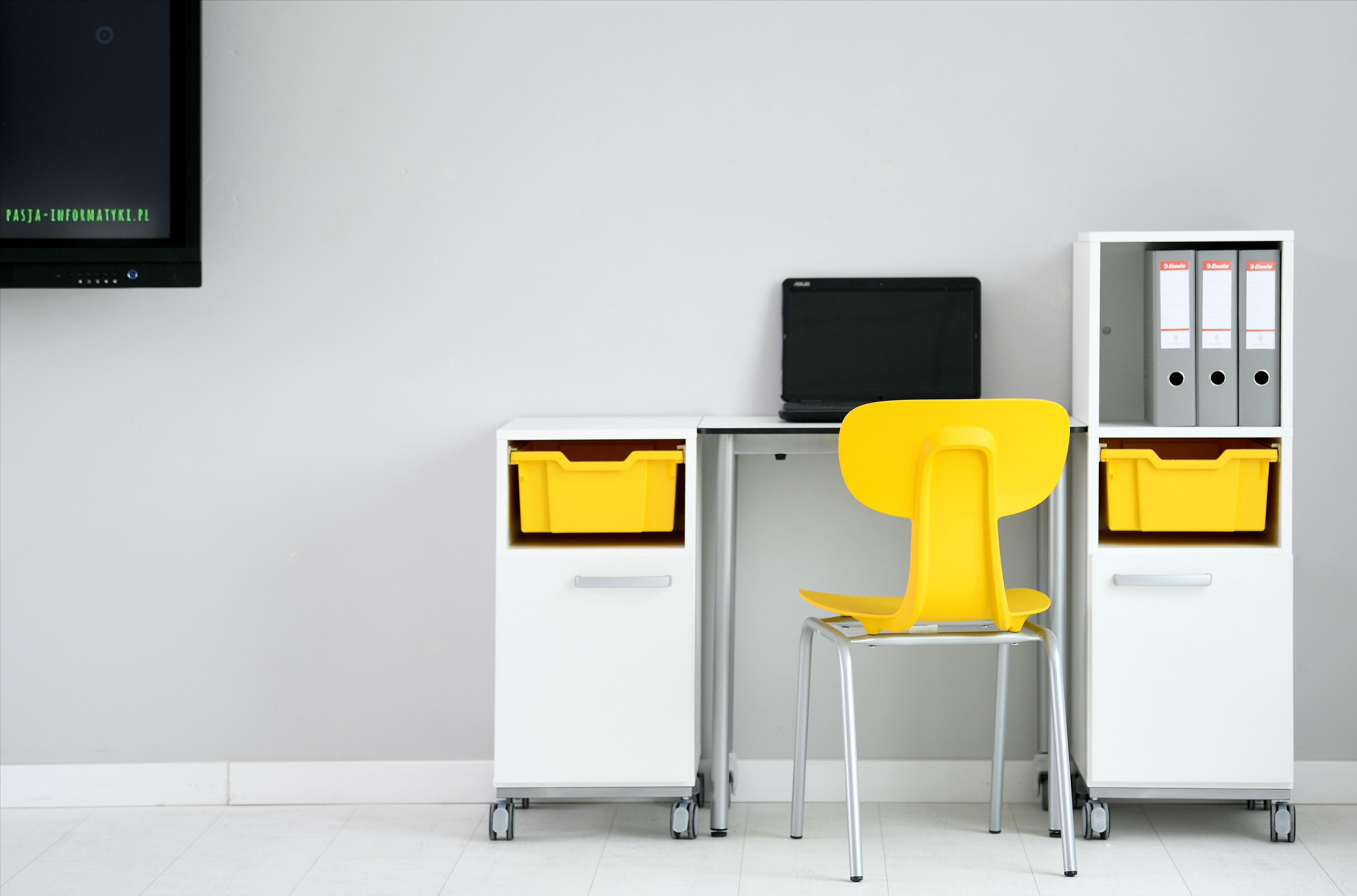 Schülerstuhl Ergo in Klassenzimmer mit gelbem Design.