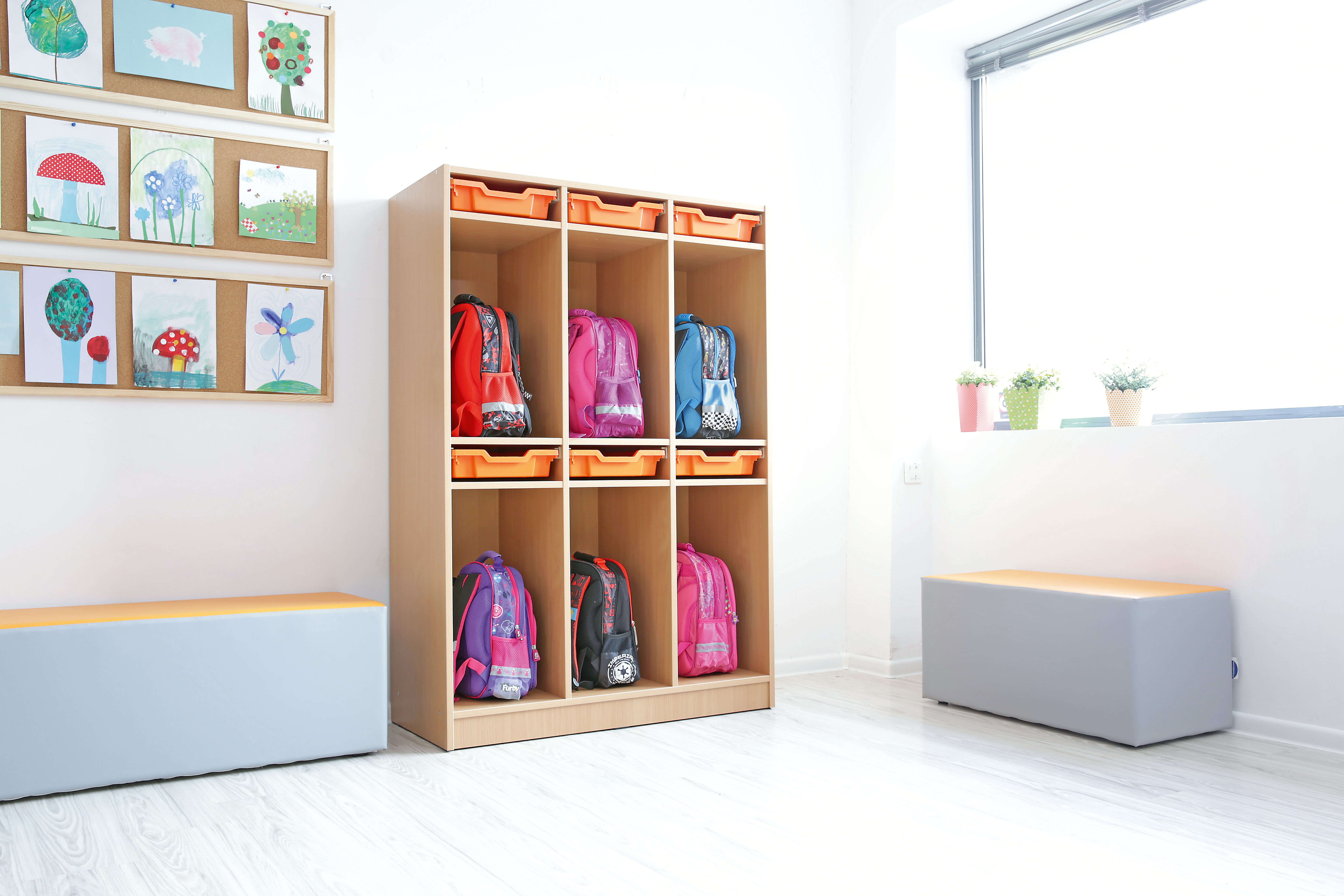 Schultaschenregal / Garderobe, 6 Einheiten, mit Containern( versch. Farben ). Geeignet für Kita, Kindergarten und Schule.