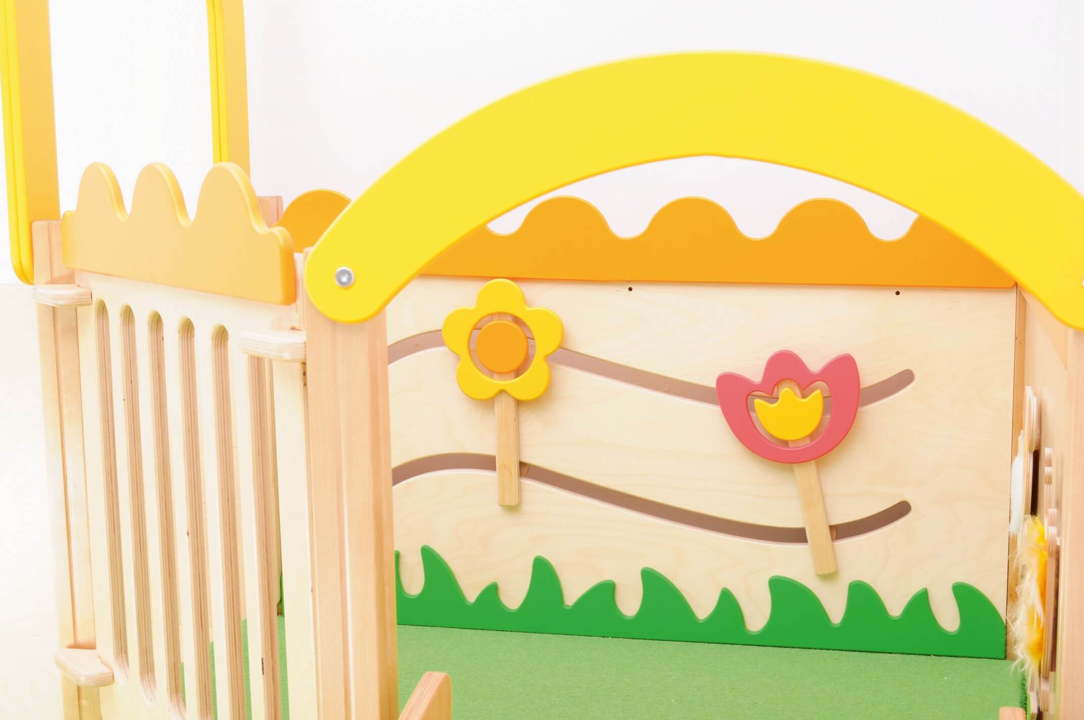 Sensorisches Spielpodest für Krippe und Kindergarten Wiese Detailsicht Spielwand für Motorik