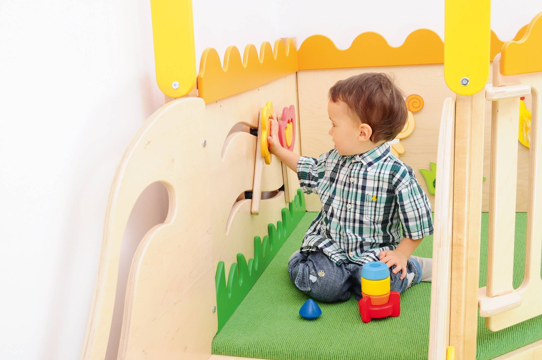 Sensorisches Spielpodest für Krippe und Kindergarten Wiese Kind an Spielwand für Motorik