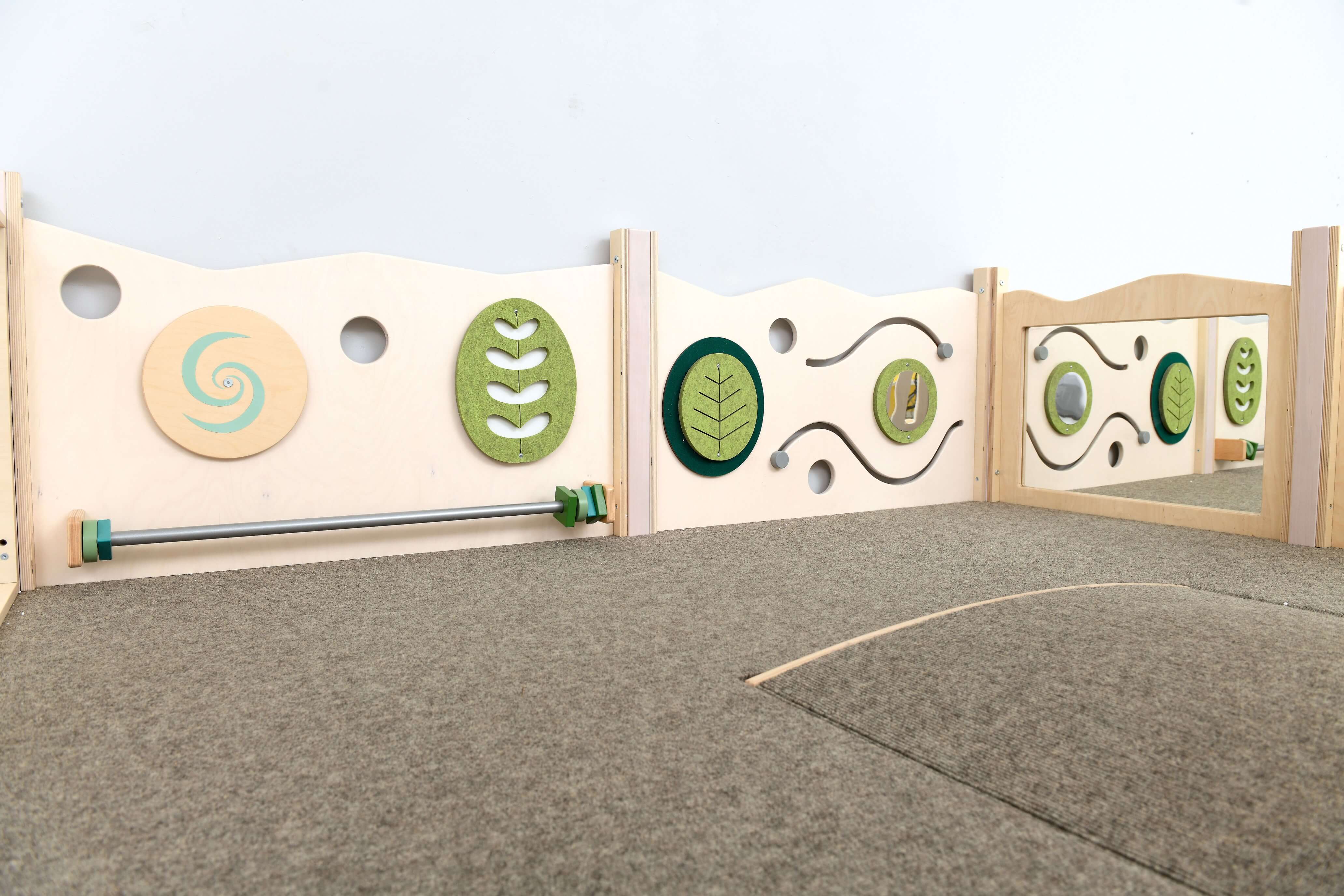 Spielpodest Iris für Kindergarten Detailansicht Spielwand für Motorik