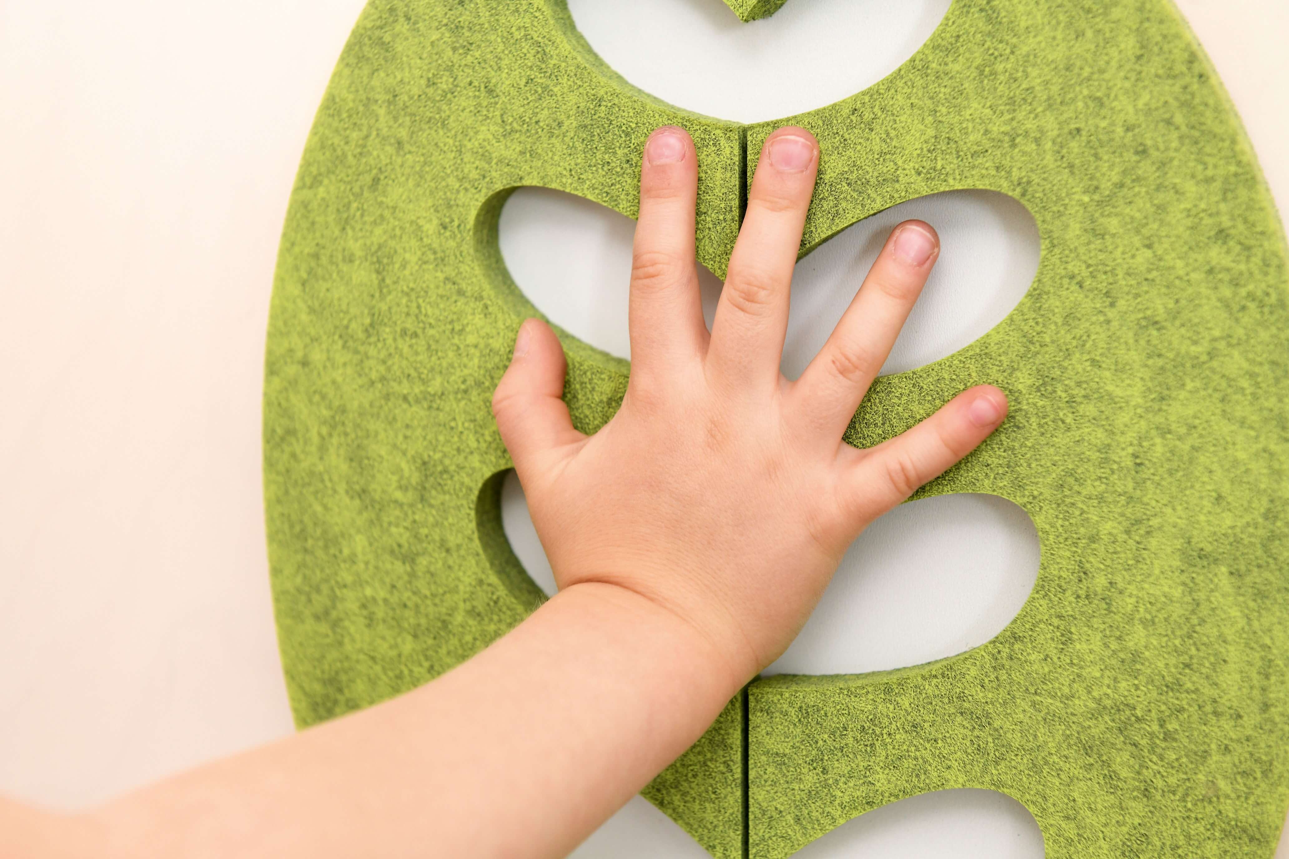 Spielpodest Iris für Kindergarten Detailansicht Spielwand für Sinneswahrnehmung