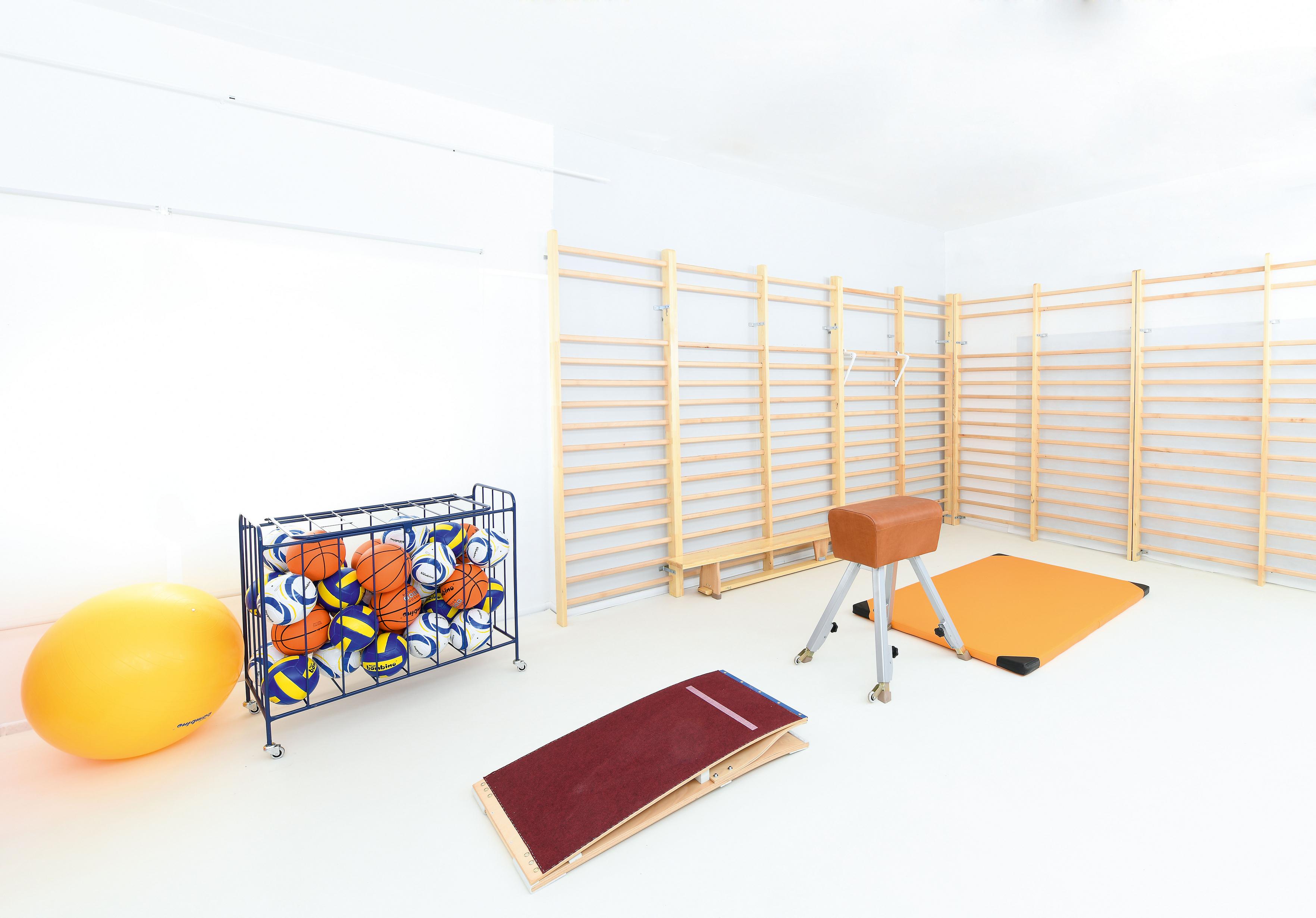 Sprossenwand im Gruppenraum, ideal für Kletterübungen.