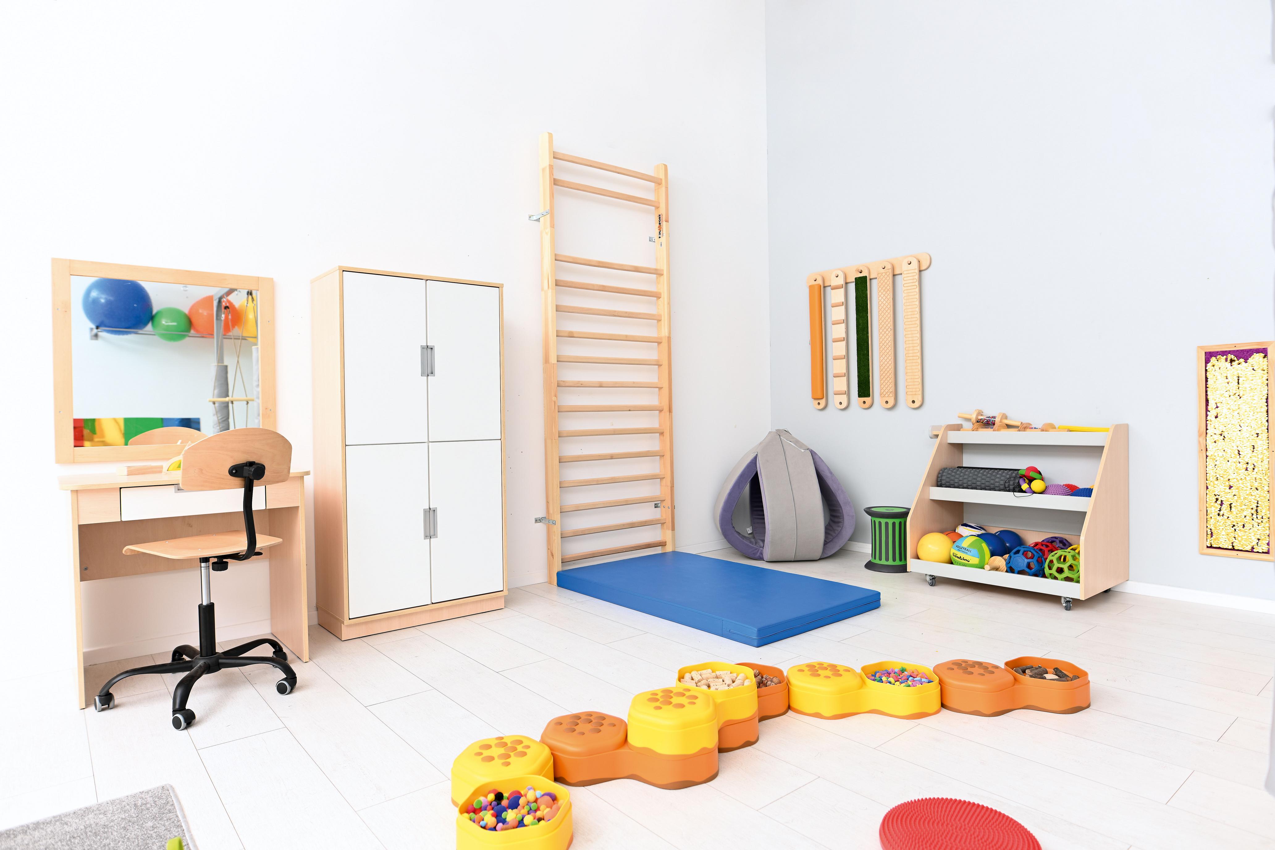 Sprossenwand im Gruppenraum mit Spielmaterialien vorhanden.