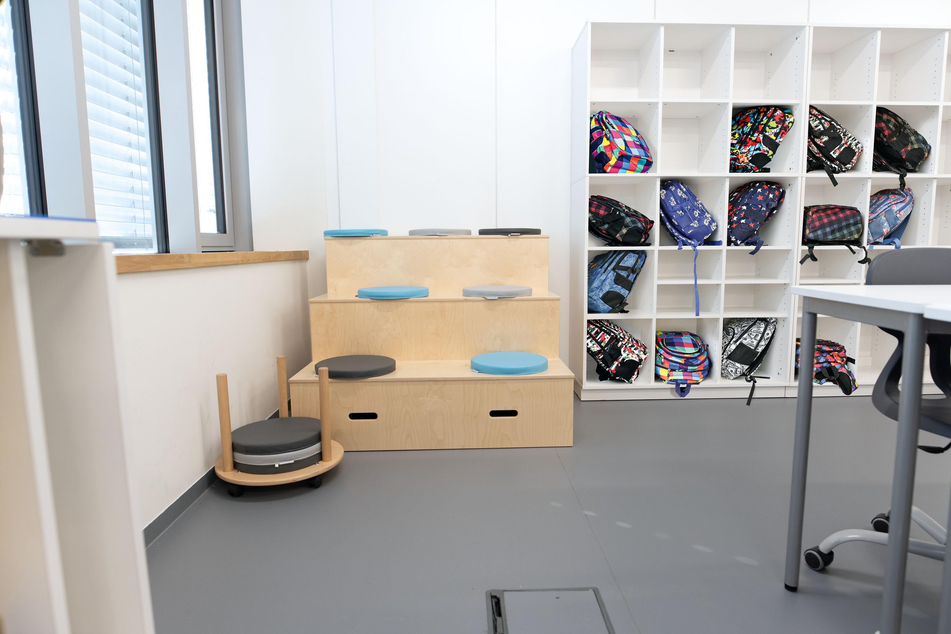 Stufenpodest H 92 cm Stufenpodest im Klassenraum