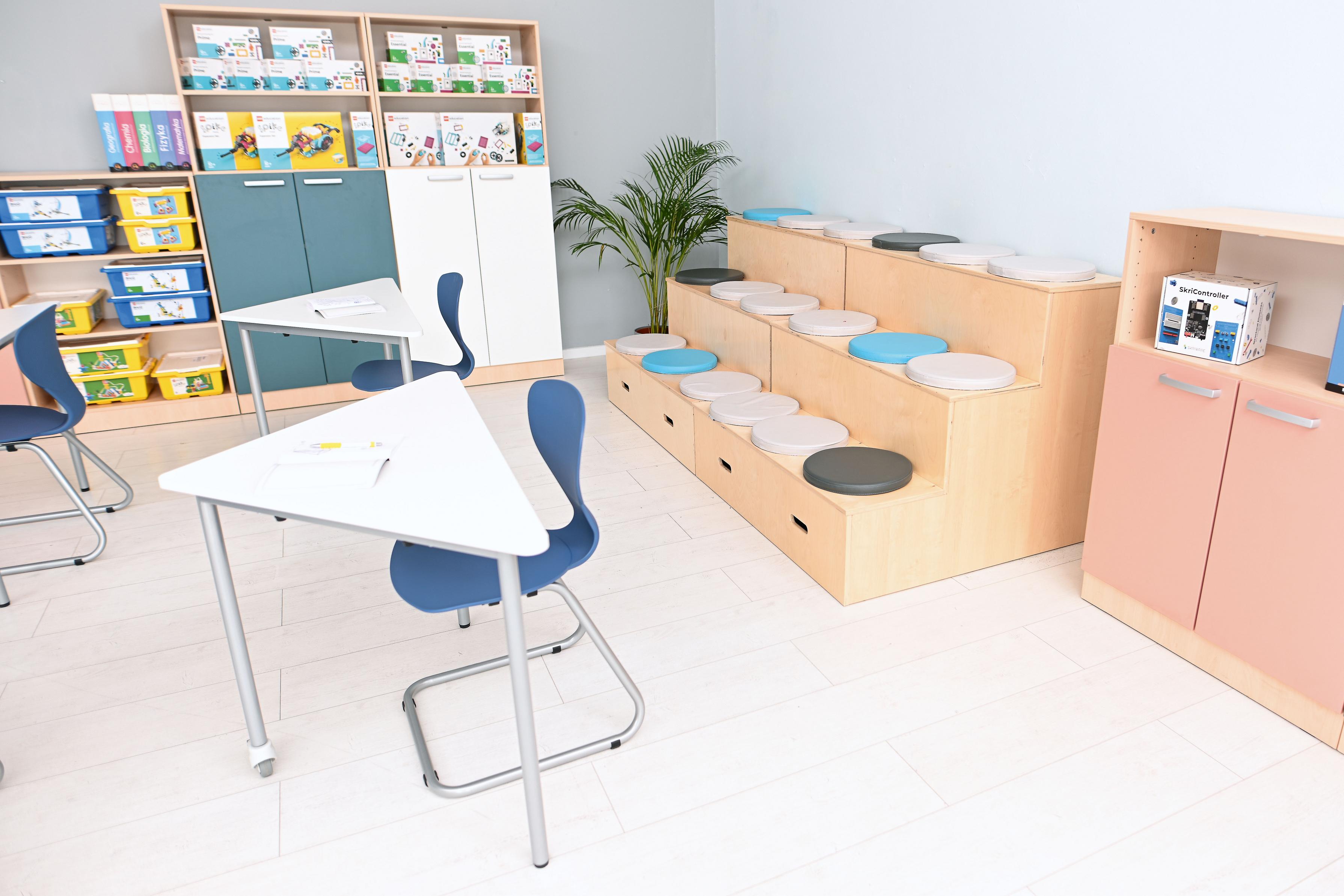 Stufenpodest H 92 cm, Stufenpodest im Klassenzimmer