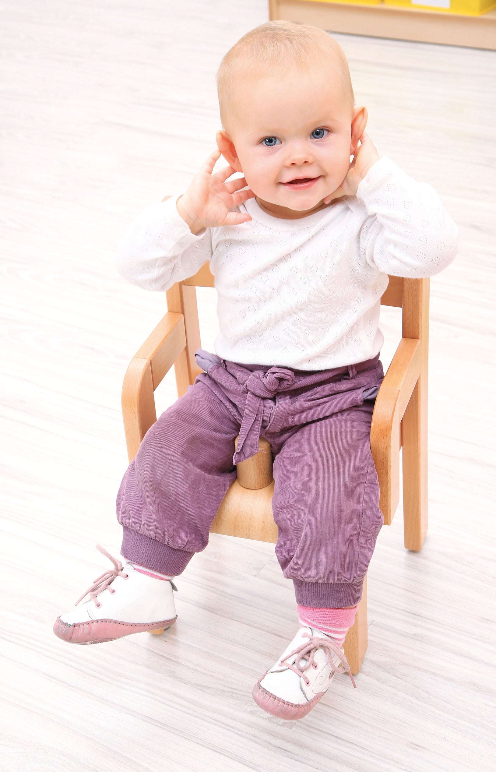 Stuhl Chris mit Rutschstopp und Armlehne für kindergarten, Krippe und Kita Kind sitzt 2