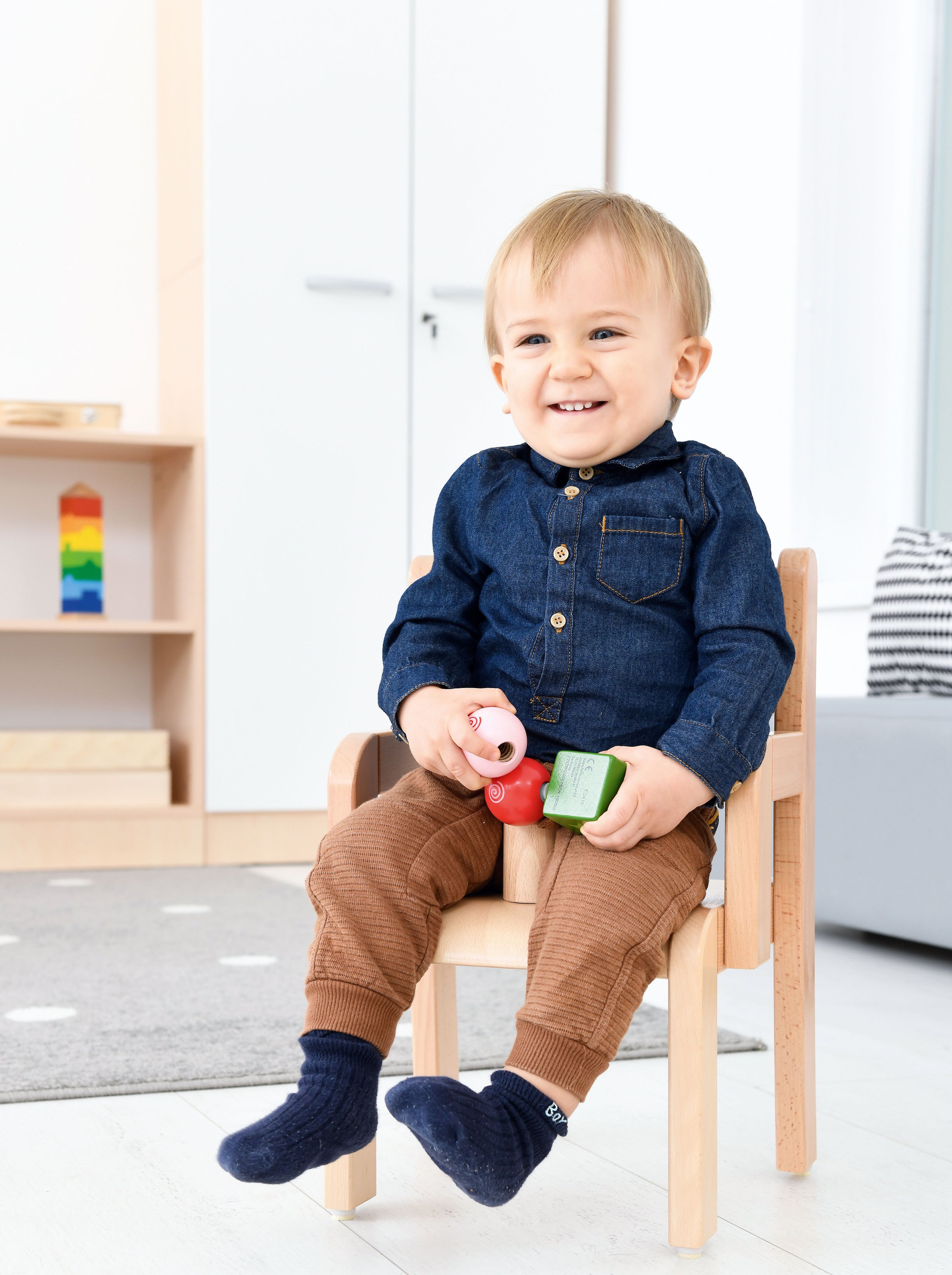 Stuhl Chris mit Rutschstopp und Armlehne für kindergarten, Krippe und Kita Kind sitzt 3