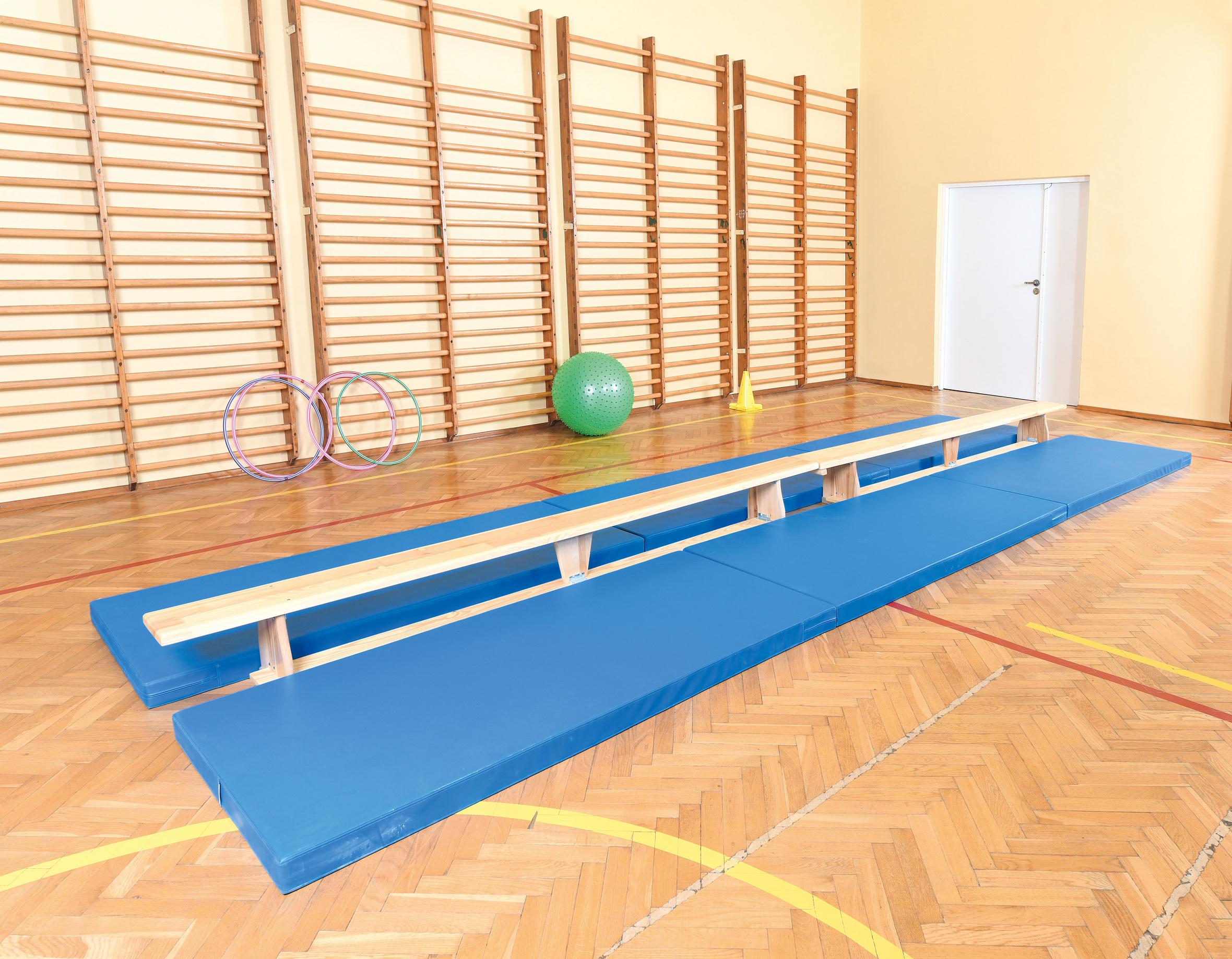 Turnbank 3 m auf blauer Turnmatte im Turnraum.