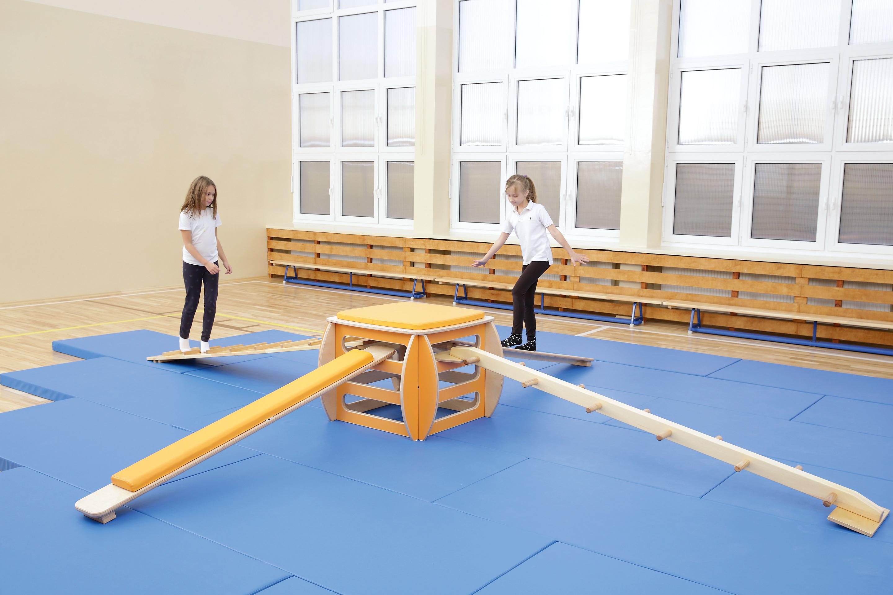 Turnpodest für Turnhalle, Kinder balancieren darauf mit Spaß.