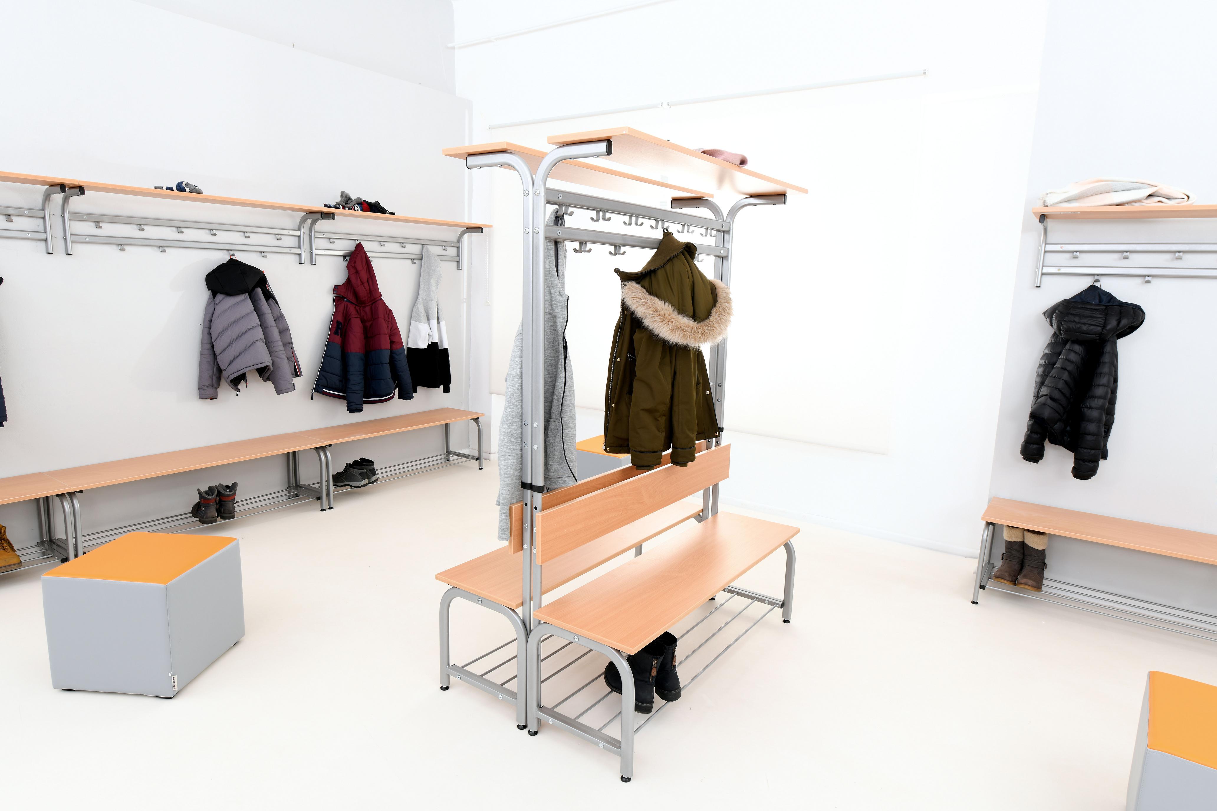 Umkleidebank höhenverstellbar 141-179 cm in 4 Farben im Garderobenraum