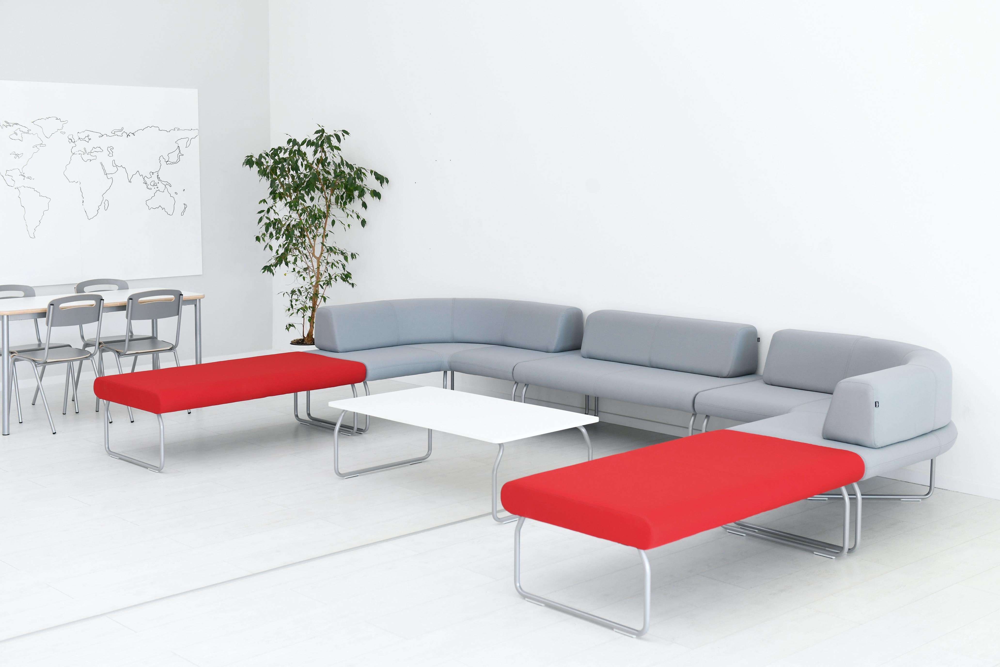 Moderne Sitzlandschaft Flow im hellen Raumarrangement.