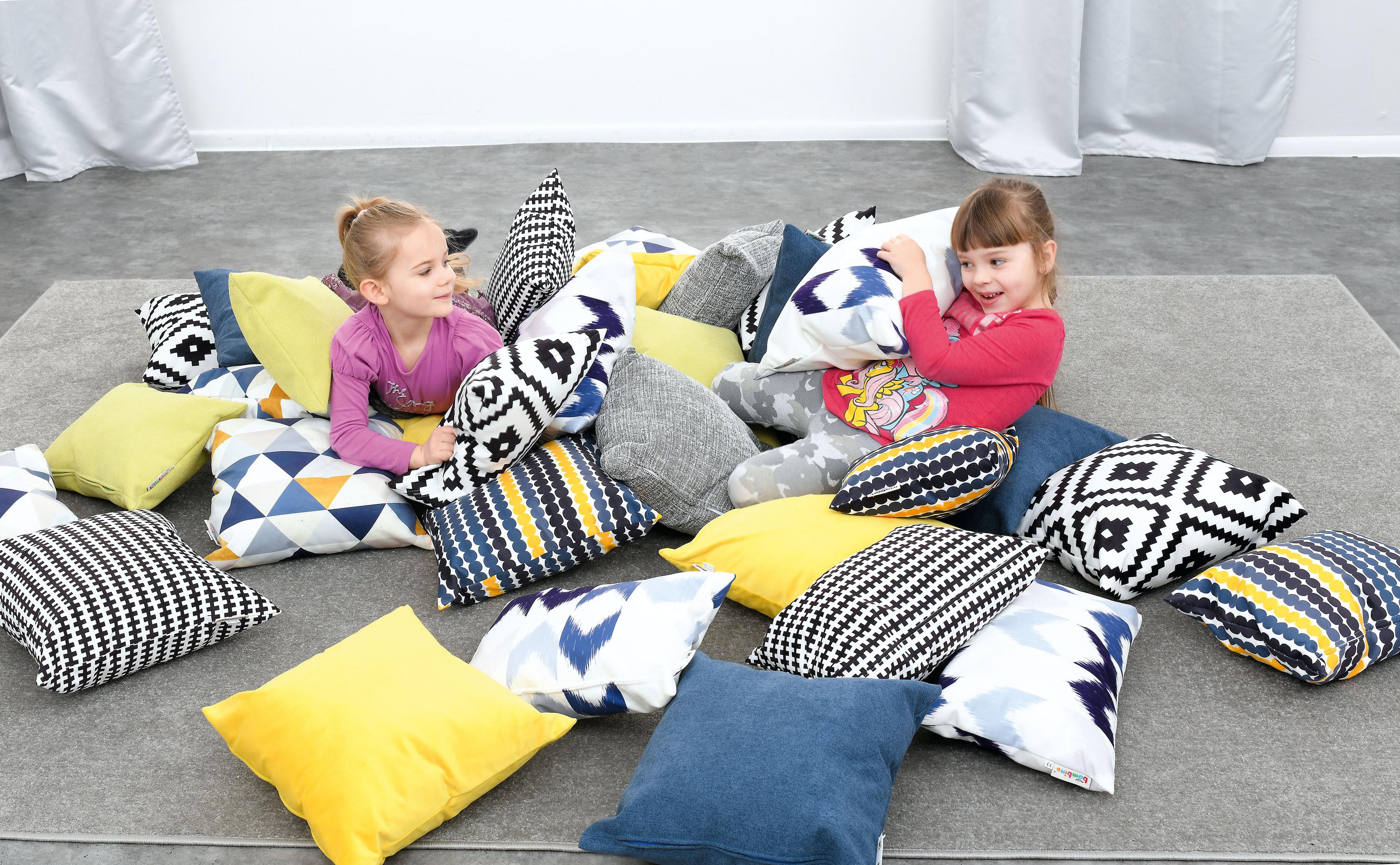 Kinder spielen auf Kissen für Sitzlandschaft Kissen Relax.