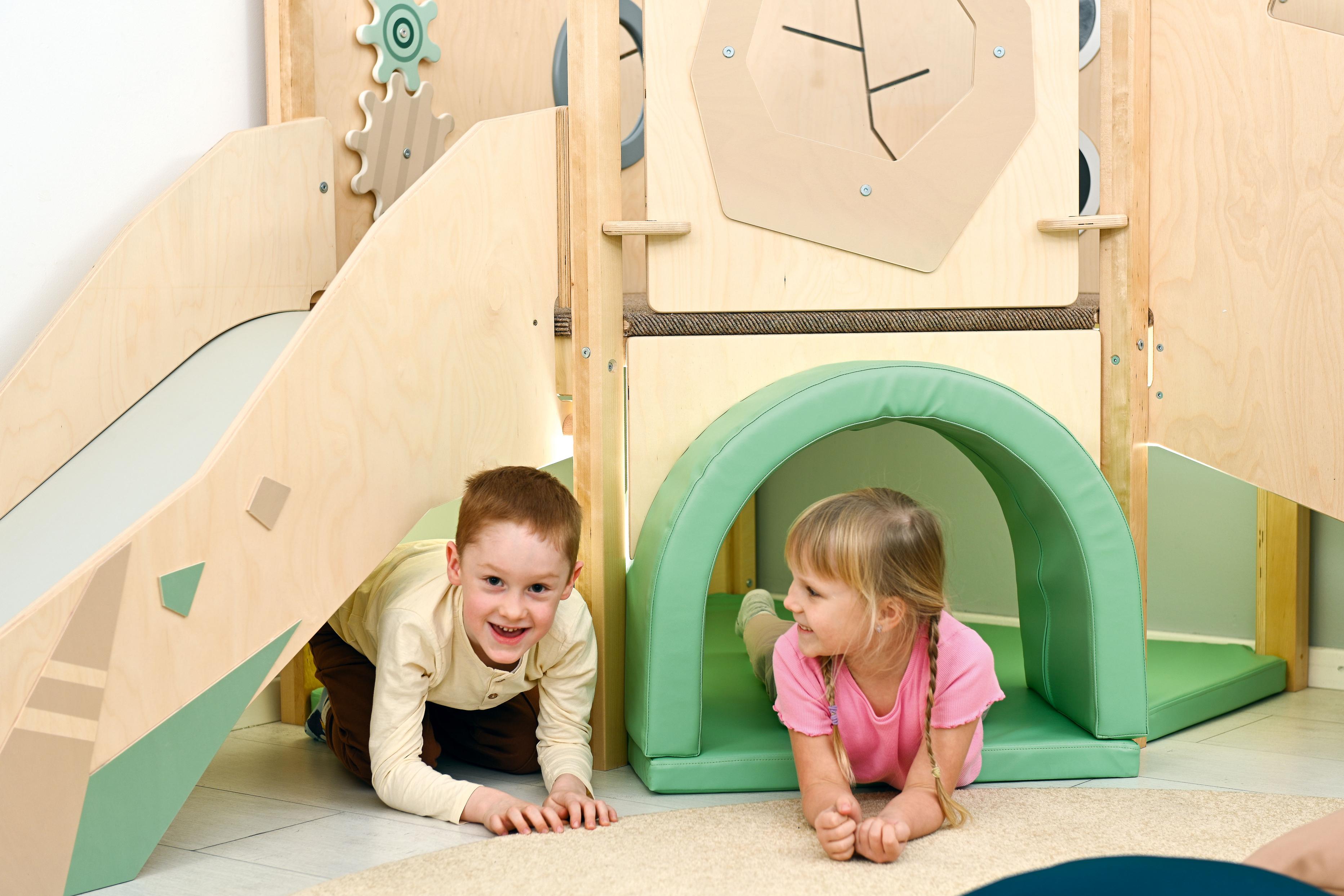 Kinder spielen in einer sensorischen Spielecke auf Hochebene.