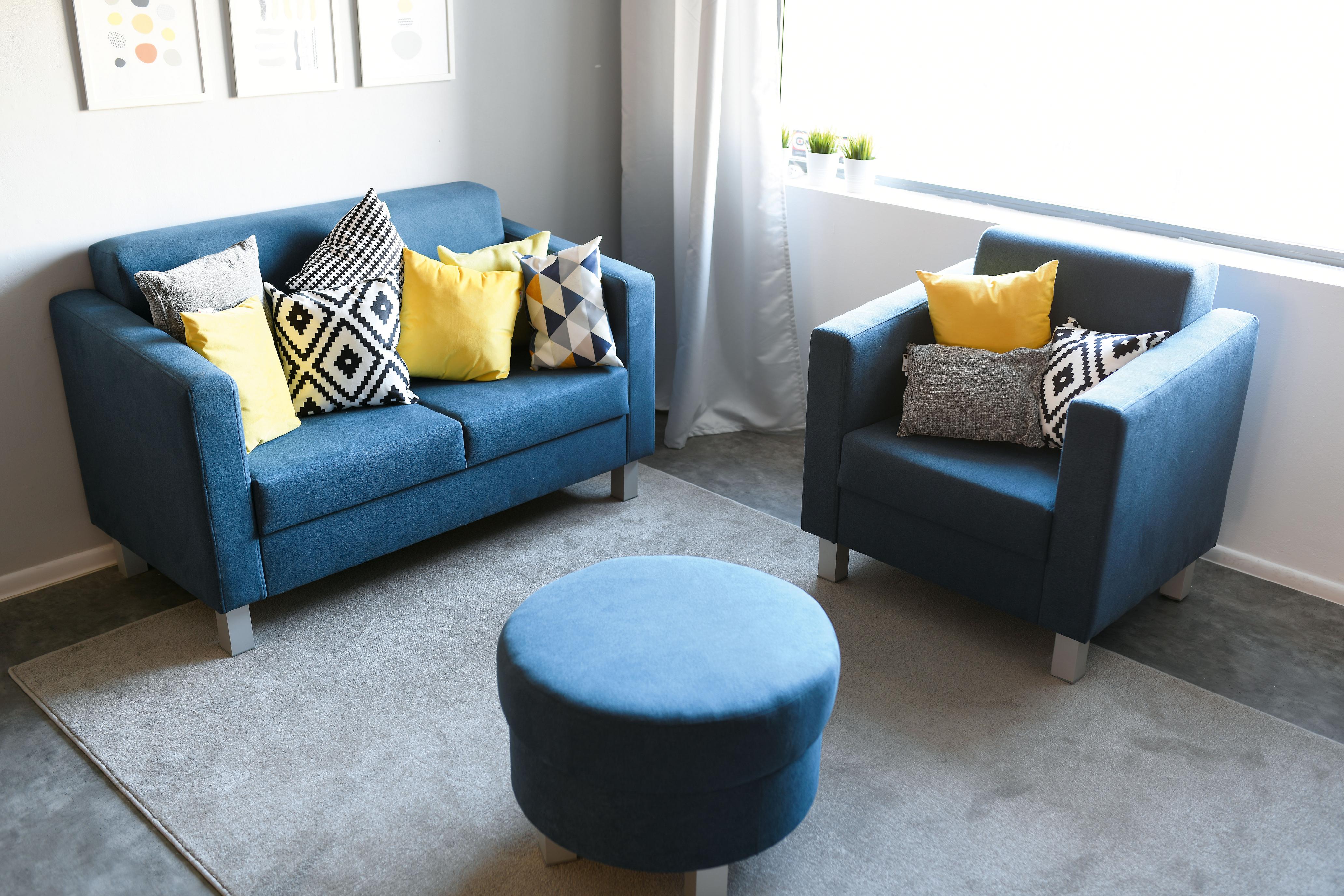 Kissen Relax, graumeliert, Sofa im Gruppenraum, Sitzlandschaft.