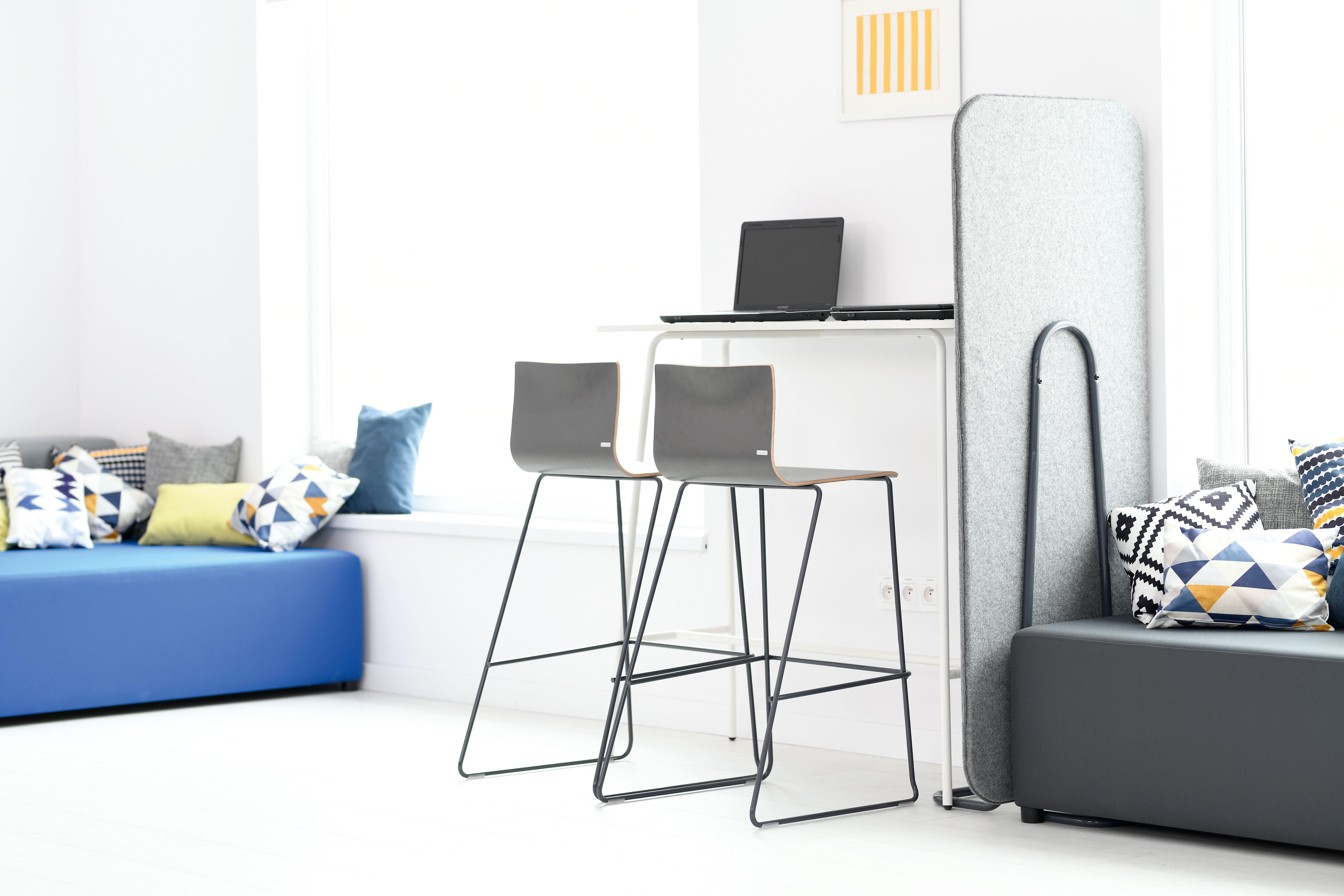 Moderner Barhocker Cool im stilvollen Lernraum.