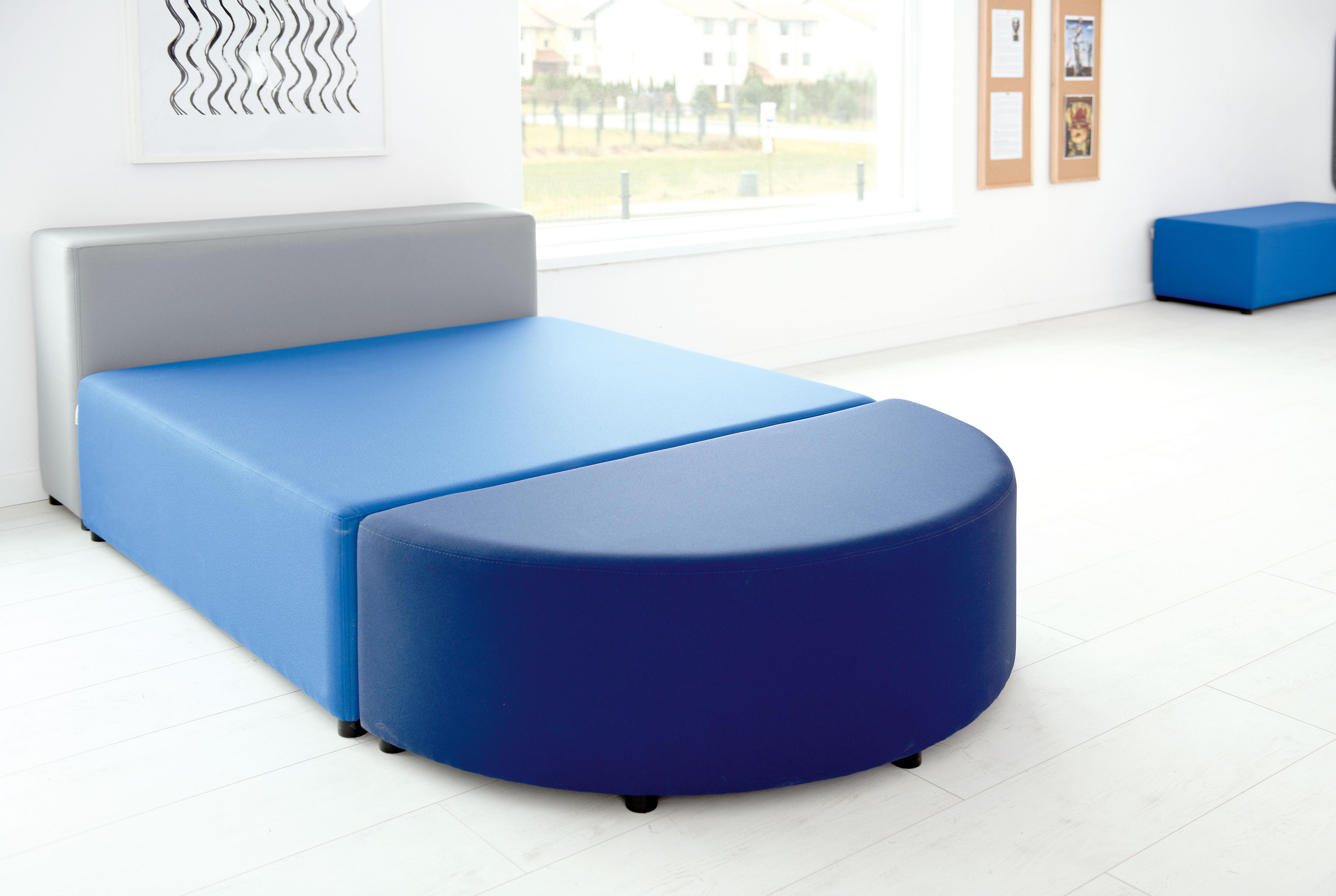 Modulare Sitzlandschaft mit blauen und grauen Sitzblöcken.