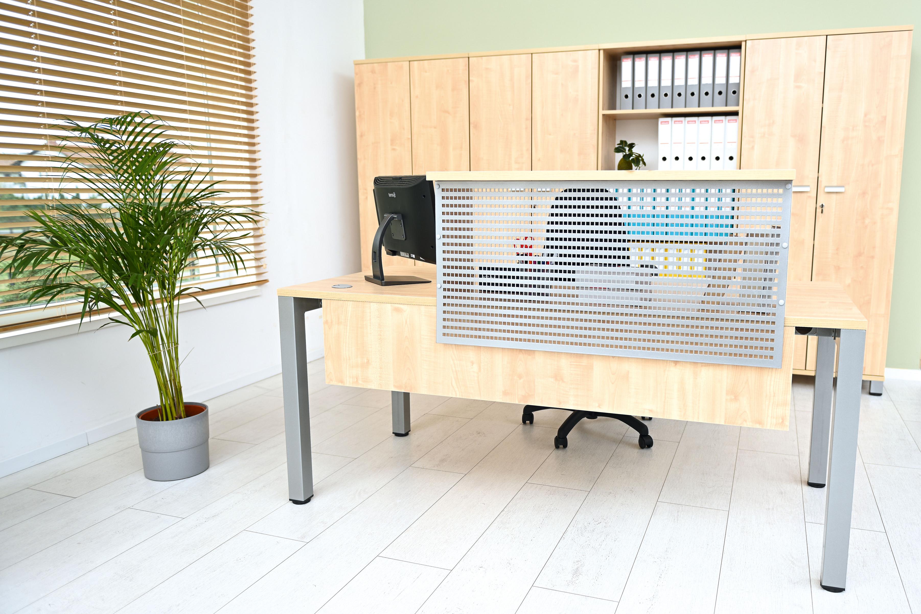OPTO Rezeptionstresen im modernen Büroumfeld mit Pflanze.