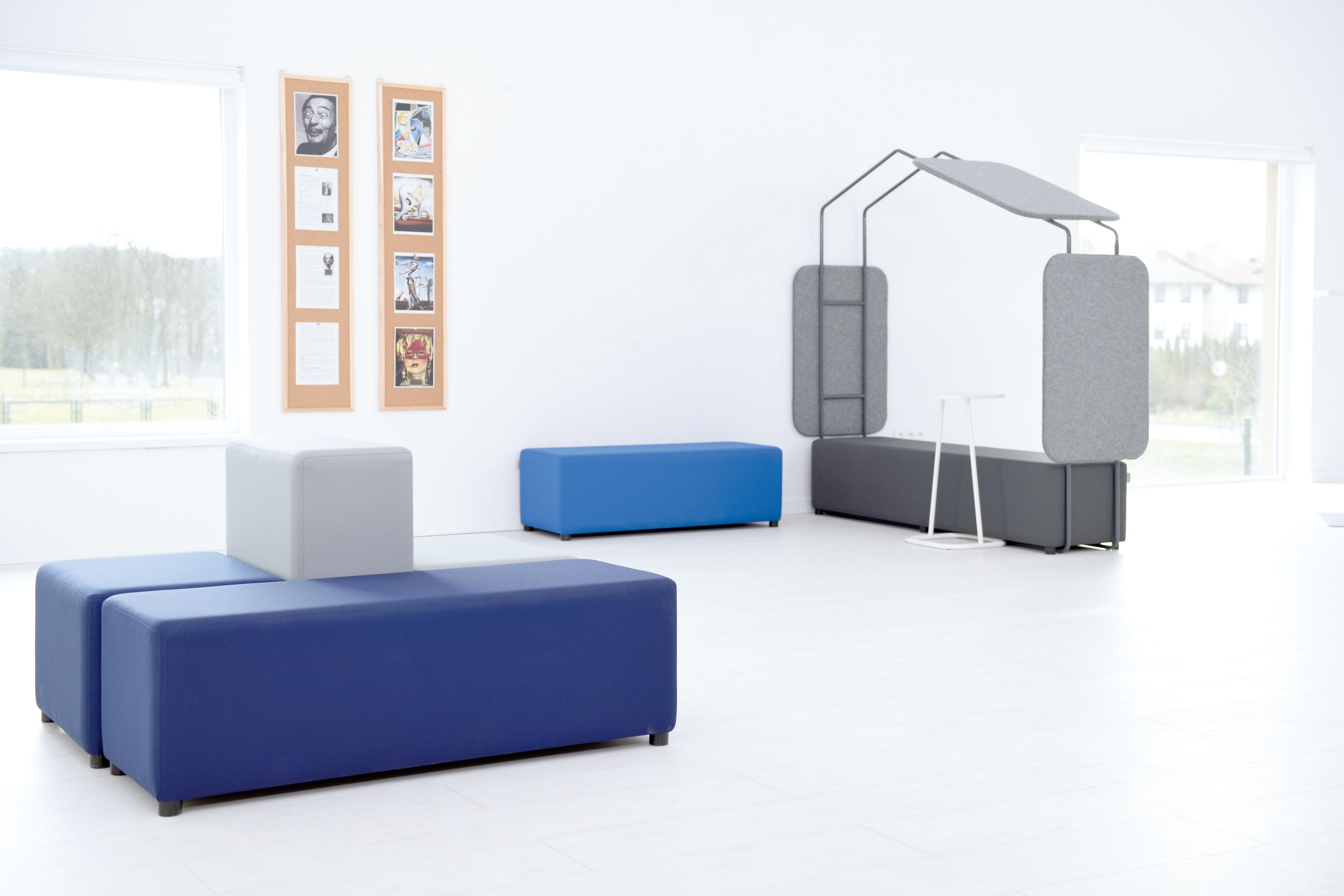 Modulare Lobbymöbel im Flur mit Sitzlandschaft und Tisch.